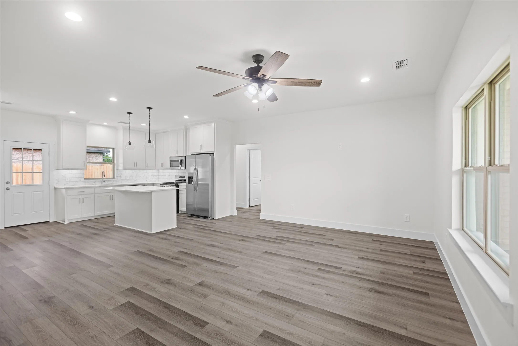 Single Family Residence For Sale in Grayson County , 209 W Bonham Street, Tom Bean, Texas 75489, 3 Bedroom, 2 Bathroom, 2 Garage spaces, 1,521 Sqft, built in 2026, mls#21307587, Real Estate Agent in Tom Bean, Homes For Sale in Grayson county, Homes For Sale in Tom Bean, Realtor in Tom Bean Texas, Real Estate Brokerage Independent Realty Texas, Luminita Cordes Realtor