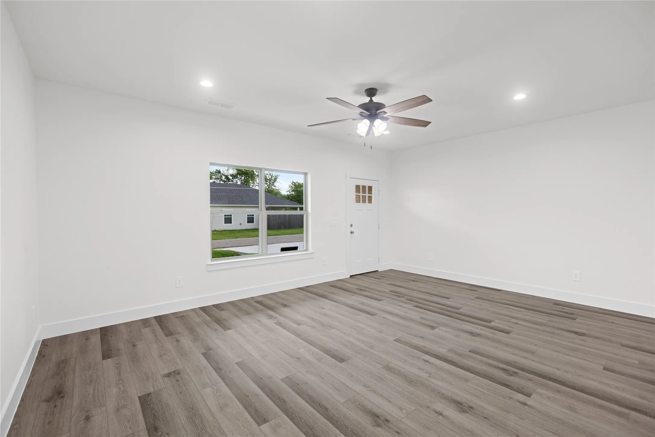 Single Family Residence For Sale in Grayson County , 209 W Bonham Street, Tom Bean, Texas 75489, 3 Bedroom, 2 Bathroom, 2 Garage spaces, 1,521 Sqft, built in 2026, mls#21307587, Real Estate Agent in Tom Bean, Homes For Sale in Grayson county, Homes For Sale in Tom Bean, Realtor in Tom Bean Texas, Real Estate Brokerage Independent Realty Texas, Luminita Cordes Realtor