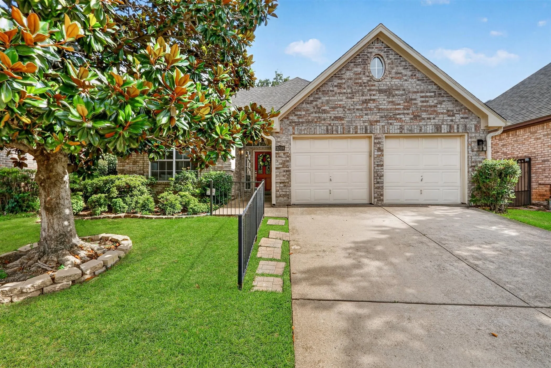 Single Family Residence For Sale in Tarrant County , 3208 Village Oak Drive, Arlington, Texas 76017, 3 Bedroom, 2 Bathroom, 2 Garage spaces, 2,118 Sqft, built in 1992, mls#21307306, Real Estate Agent in Arlington, Homes For Sale in Tarrant county, Homes For Sale in Arlington, Realtor in Arlington Texas, Real Estate Brokerage Independent Realty Texas, Luminita Cordes Realtor