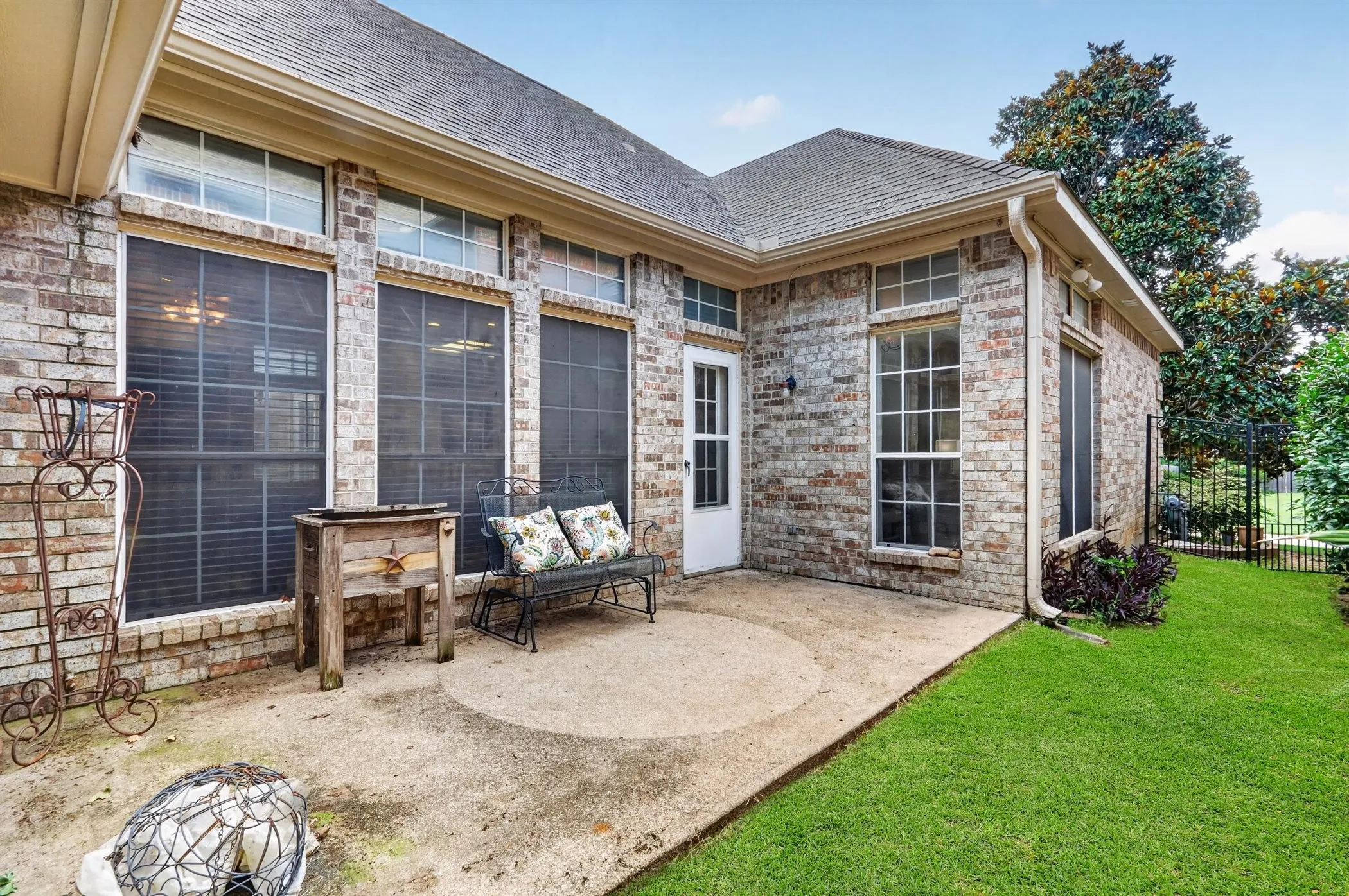 Single Family Residence For Sale in Tarrant County , 3208 Village Oak Drive, Arlington, Texas 76017, 3 Bedroom, 2 Bathroom, 2 Garage spaces, 2,118 Sqft, built in 1992, mls#21307306, Real Estate Agent in Arlington, Homes For Sale in Tarrant county, Homes For Sale in Arlington, Realtor in Arlington Texas, Real Estate Brokerage Independent Realty Texas, Luminita Cordes Realtor