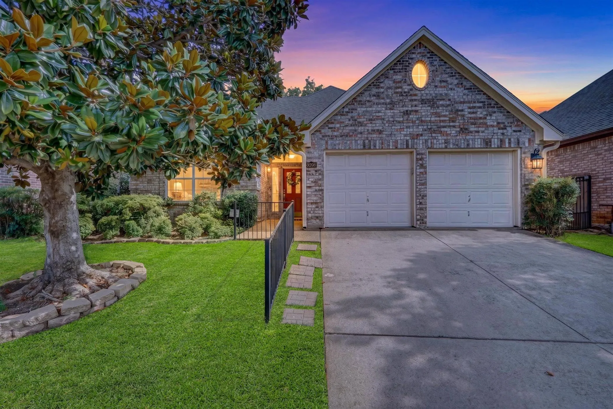Single Family Residence For Sale in Tarrant County , 3208 Village Oak Drive, Arlington, Texas 76017, 3 Bedroom, 2 Bathroom, 2 Garage spaces, 2,118 Sqft, built in 1992, mls#21307306, Real Estate Agent in Arlington, Homes For Sale in Tarrant county, Homes For Sale in Arlington, Realtor in Arlington Texas, Real Estate Brokerage Independent Realty Texas, Luminita Cordes Realtor