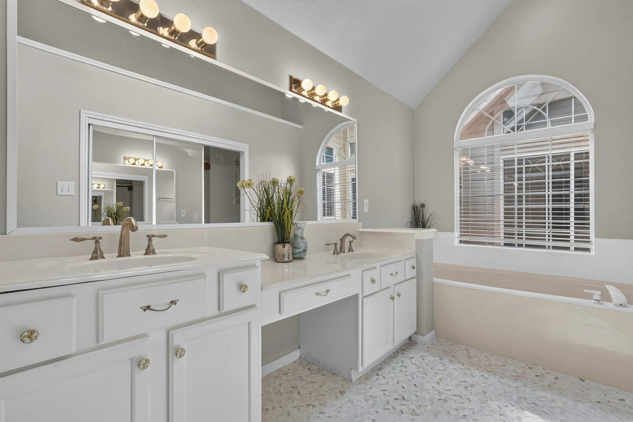 Single Family Residence For Sale in Tarrant County , 3208 Village Oak Drive, Arlington, Texas 76017, 3 Bedroom, 2 Bathroom, 2 Garage spaces, 2,118 Sqft, built in 1992, mls#21307306, Real Estate Agent in Arlington, Homes For Sale in Tarrant county, Homes For Sale in Arlington, Realtor in Arlington Texas, Real Estate Brokerage Independent Realty Texas, Luminita Cordes Realtor