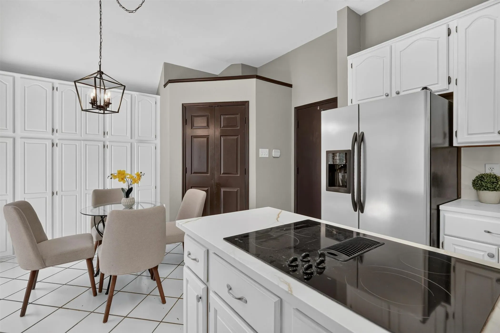 Single Family Residence For Sale in Tarrant County , 3208 Village Oak Drive, Arlington, Texas 76017, 3 Bedroom, 2 Bathroom, 2 Garage spaces, 2,118 Sqft, built in 1992, mls#21307306, Real Estate Agent in Arlington, Homes For Sale in Tarrant county, Homes For Sale in Arlington, Realtor in Arlington Texas, Real Estate Brokerage Independent Realty Texas, Luminita Cordes Realtor