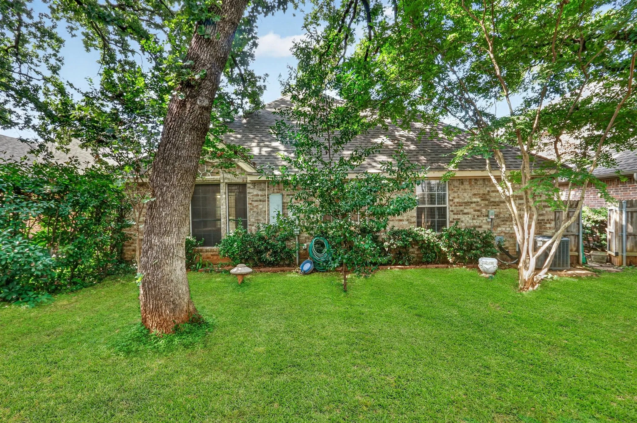 Single Family Residence For Sale in Tarrant County , 3208 Village Oak Drive, Arlington, Texas 76017, 3 Bedroom, 2 Bathroom, 2 Garage spaces, 2,118 Sqft, built in 1992, mls#21307306, Real Estate Agent in Arlington, Homes For Sale in Tarrant county, Homes For Sale in Arlington, Realtor in Arlington Texas, Real Estate Brokerage Independent Realty Texas, Luminita Cordes Realtor