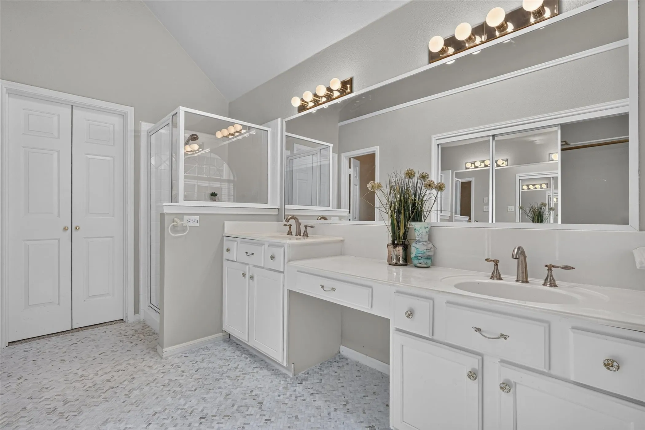 Single Family Residence For Sale in Tarrant County , 3208 Village Oak Drive, Arlington, Texas 76017, 3 Bedroom, 2 Bathroom, 2 Garage spaces, 2,118 Sqft, built in 1992, mls#21307306, Real Estate Agent in Arlington, Homes For Sale in Tarrant county, Homes For Sale in Arlington, Realtor in Arlington Texas, Real Estate Brokerage Independent Realty Texas, Luminita Cordes Realtor