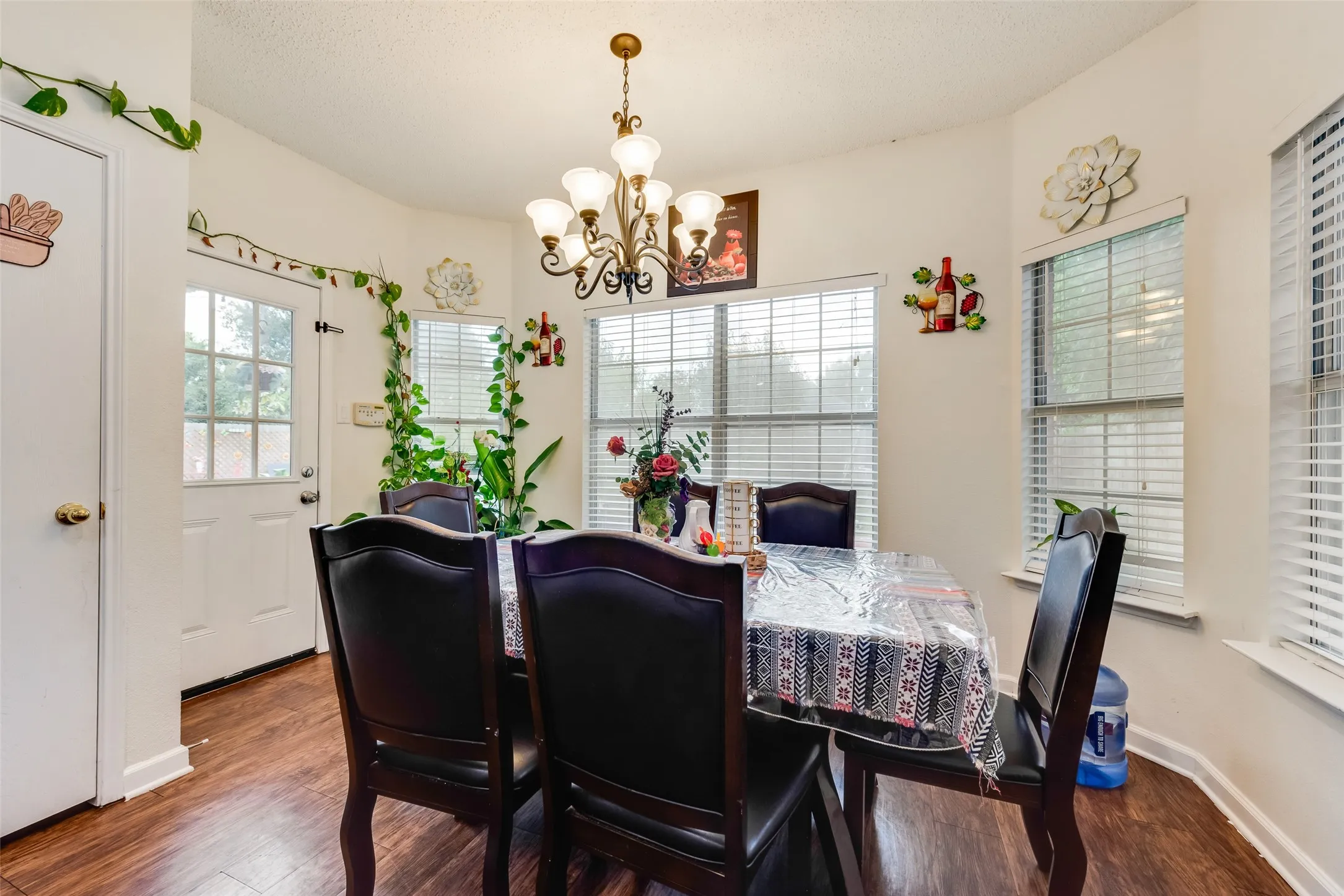 Single Family Residence For Sale in Tarrant County , 6420 St Alban Court, Arlington, Texas 76001, 4 Bedroom, 2 Bathroom, 2 Garage spaces, 1,772 Sqft, built in 1997, mls#21307144, Real Estate Agent in Arlington, Homes For Sale in Tarrant county, Homes For Sale in Arlington, Realtor in Arlington Texas, Real Estate Brokerage Independent Realty Texas, Luminita Cordes Realtor