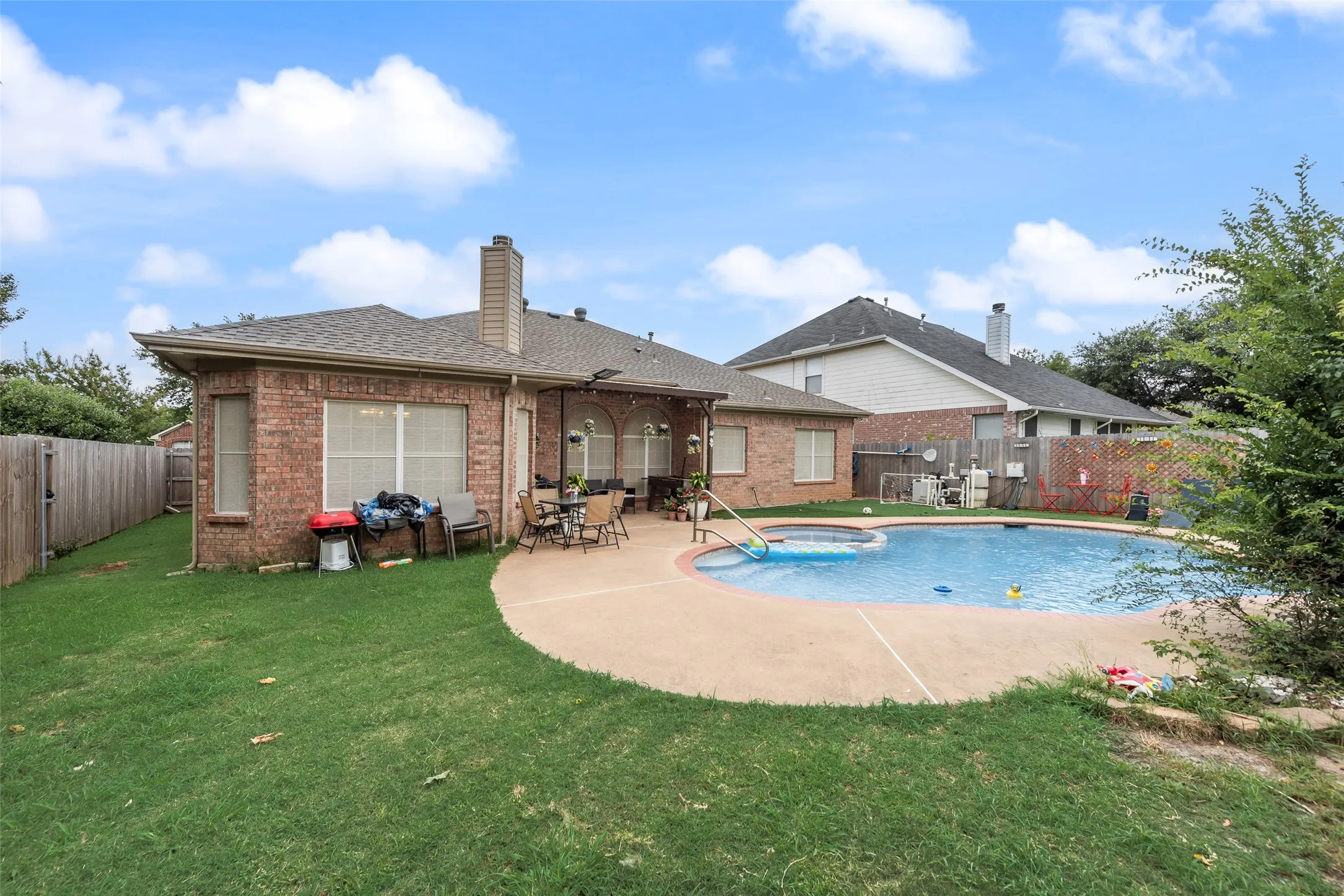 Single Family Residence For Sale in Tarrant County , 6420 St Alban Court, Arlington, Texas 76001, 4 Bedroom, 2 Bathroom, 2 Garage spaces, 1,772 Sqft, built in 1997, mls#21307144, Real Estate Agent in Arlington, Homes For Sale in Tarrant county, Homes For Sale in Arlington, Realtor in Arlington Texas, Real Estate Brokerage Independent Realty Texas, Luminita Cordes Realtor