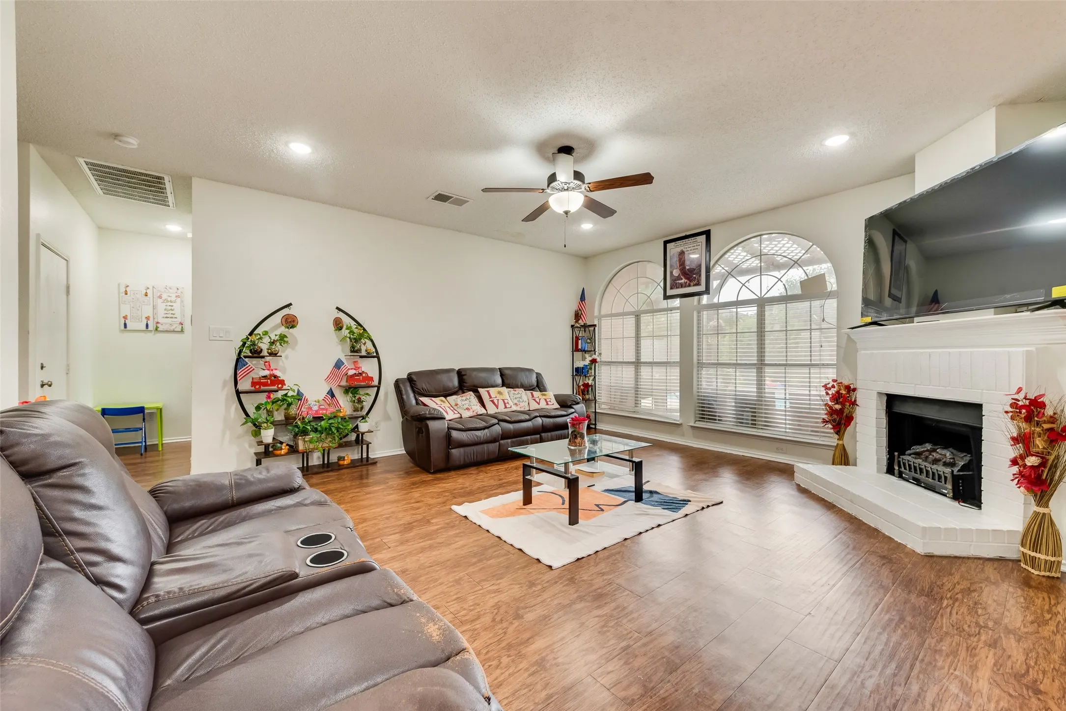Single Family Residence For Sale in Tarrant County , 6420 St Alban Court, Arlington, Texas 76001, 4 Bedroom, 2 Bathroom, 2 Garage spaces, 1,772 Sqft, built in 1997, mls#21307144, Real Estate Agent in Arlington, Homes For Sale in Tarrant county, Homes For Sale in Arlington, Realtor in Arlington Texas, Real Estate Brokerage Independent Realty Texas, Luminita Cordes Realtor