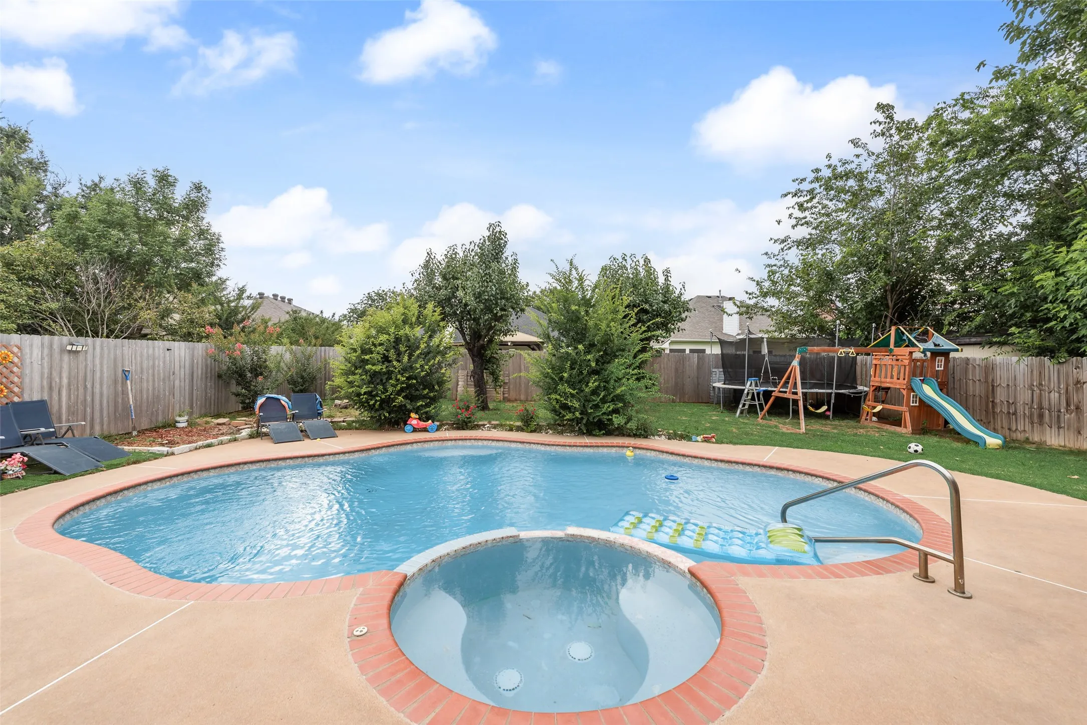 Single Family Residence For Sale in Tarrant County , 6420 St Alban Court, Arlington, Texas 76001, 4 Bedroom, 2 Bathroom, 2 Garage spaces, 1,772 Sqft, built in 1997, mls#21307144, Real Estate Agent in Arlington, Homes For Sale in Tarrant county, Homes For Sale in Arlington, Realtor in Arlington Texas, Real Estate Brokerage Independent Realty Texas, Luminita Cordes Realtor