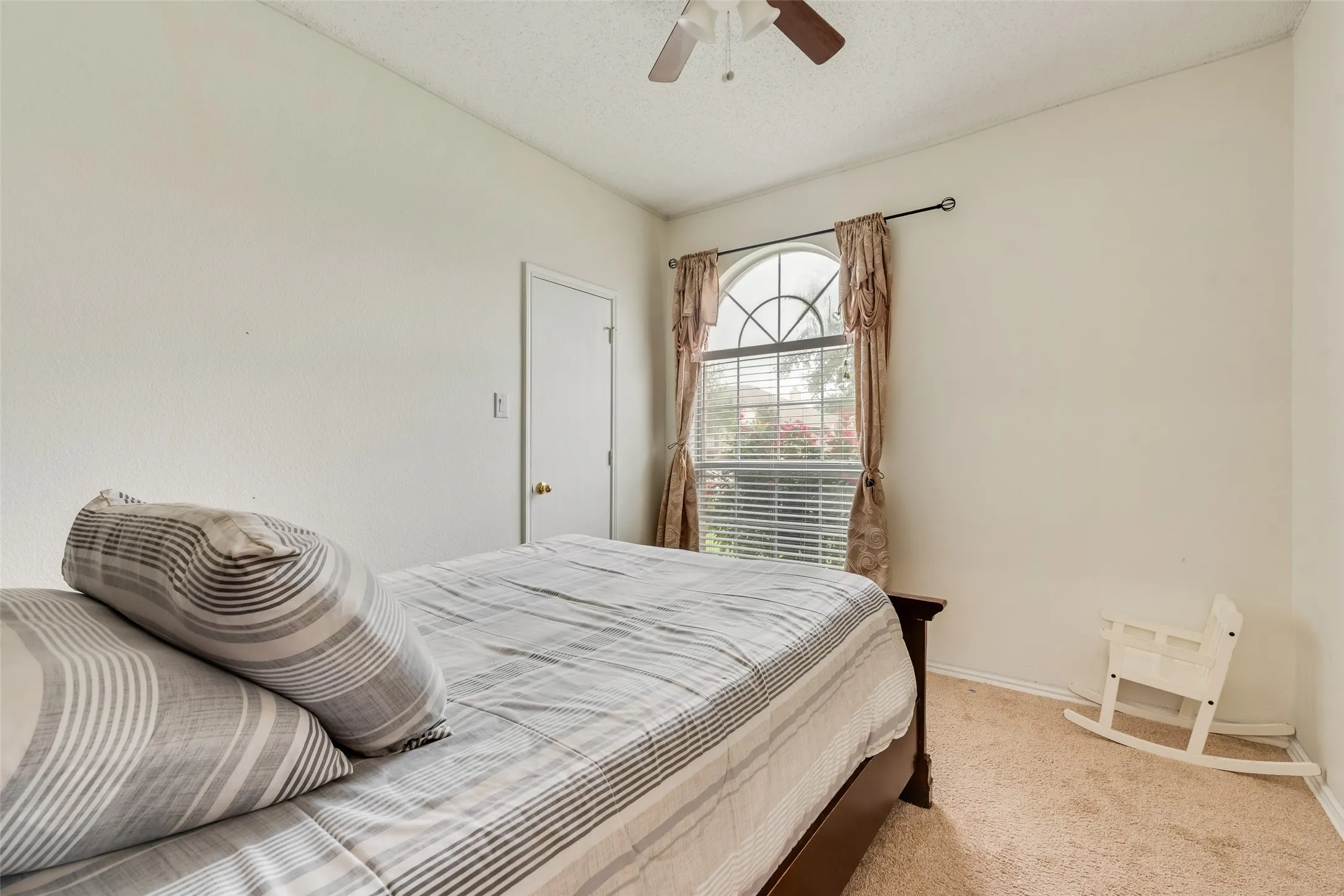 Single Family Residence For Sale in Tarrant County , 6420 St Alban Court, Arlington, Texas 76001, 4 Bedroom, 2 Bathroom, 2 Garage spaces, 1,772 Sqft, built in 1997, mls#21307144, Real Estate Agent in Arlington, Homes For Sale in Tarrant county, Homes For Sale in Arlington, Realtor in Arlington Texas, Real Estate Brokerage Independent Realty Texas, Luminita Cordes Realtor