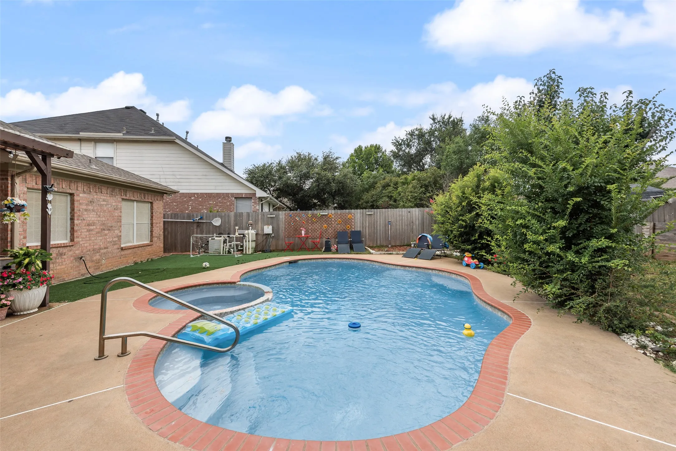 Single Family Residence For Sale in Tarrant County , 6420 St Alban Court, Arlington, Texas 76001, 4 Bedroom, 2 Bathroom, 2 Garage spaces, 1,772 Sqft, built in 1997, mls#21307144, Real Estate Agent in Arlington, Homes For Sale in Tarrant county, Homes For Sale in Arlington, Realtor in Arlington Texas, Real Estate Brokerage Independent Realty Texas, Luminita Cordes Realtor