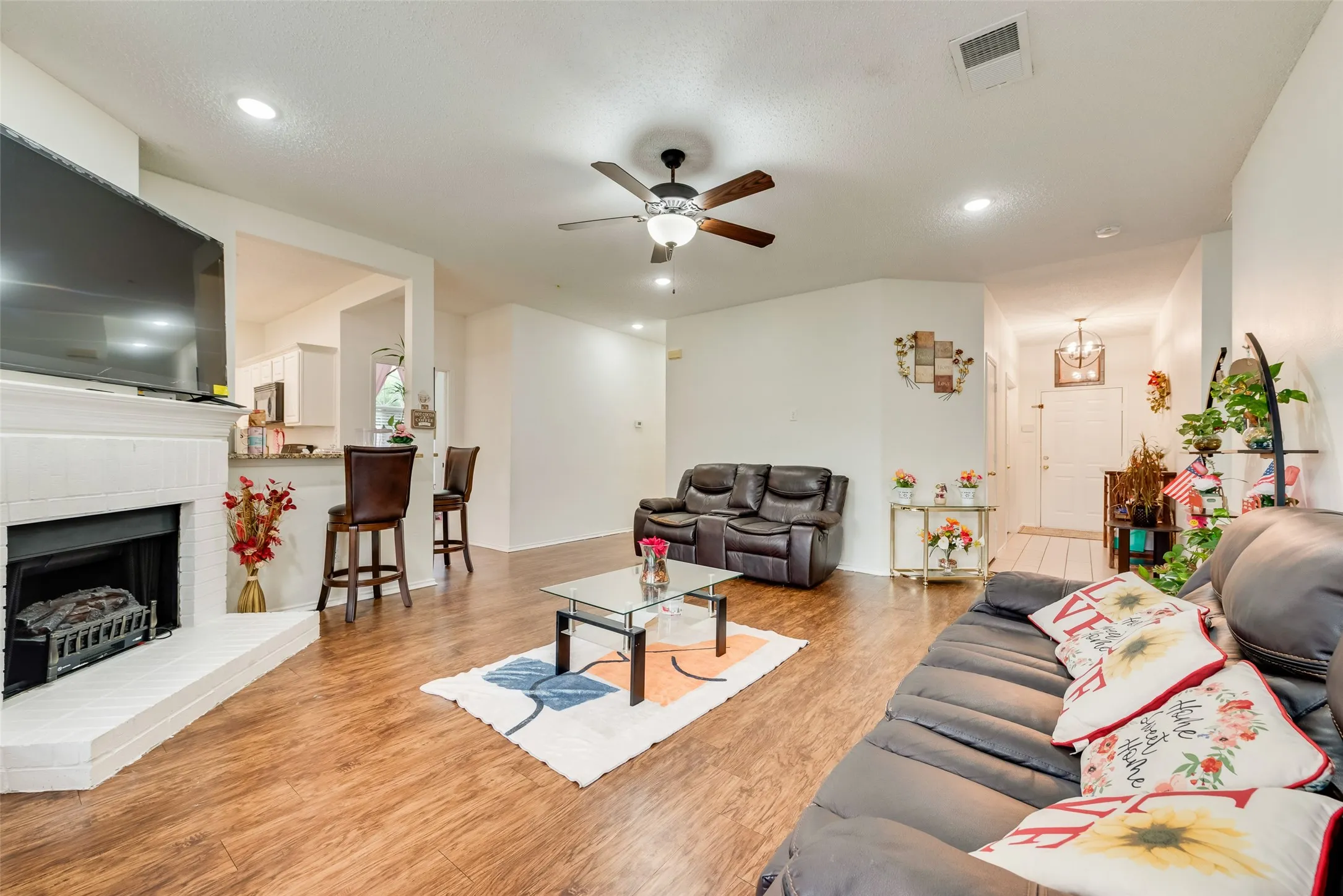 Single Family Residence For Sale in Tarrant County , 6420 St Alban Court, Arlington, Texas 76001, 4 Bedroom, 2 Bathroom, 2 Garage spaces, 1,772 Sqft, built in 1997, mls#21307144, Real Estate Agent in Arlington, Homes For Sale in Tarrant county, Homes For Sale in Arlington, Realtor in Arlington Texas, Real Estate Brokerage Independent Realty Texas, Luminita Cordes Realtor