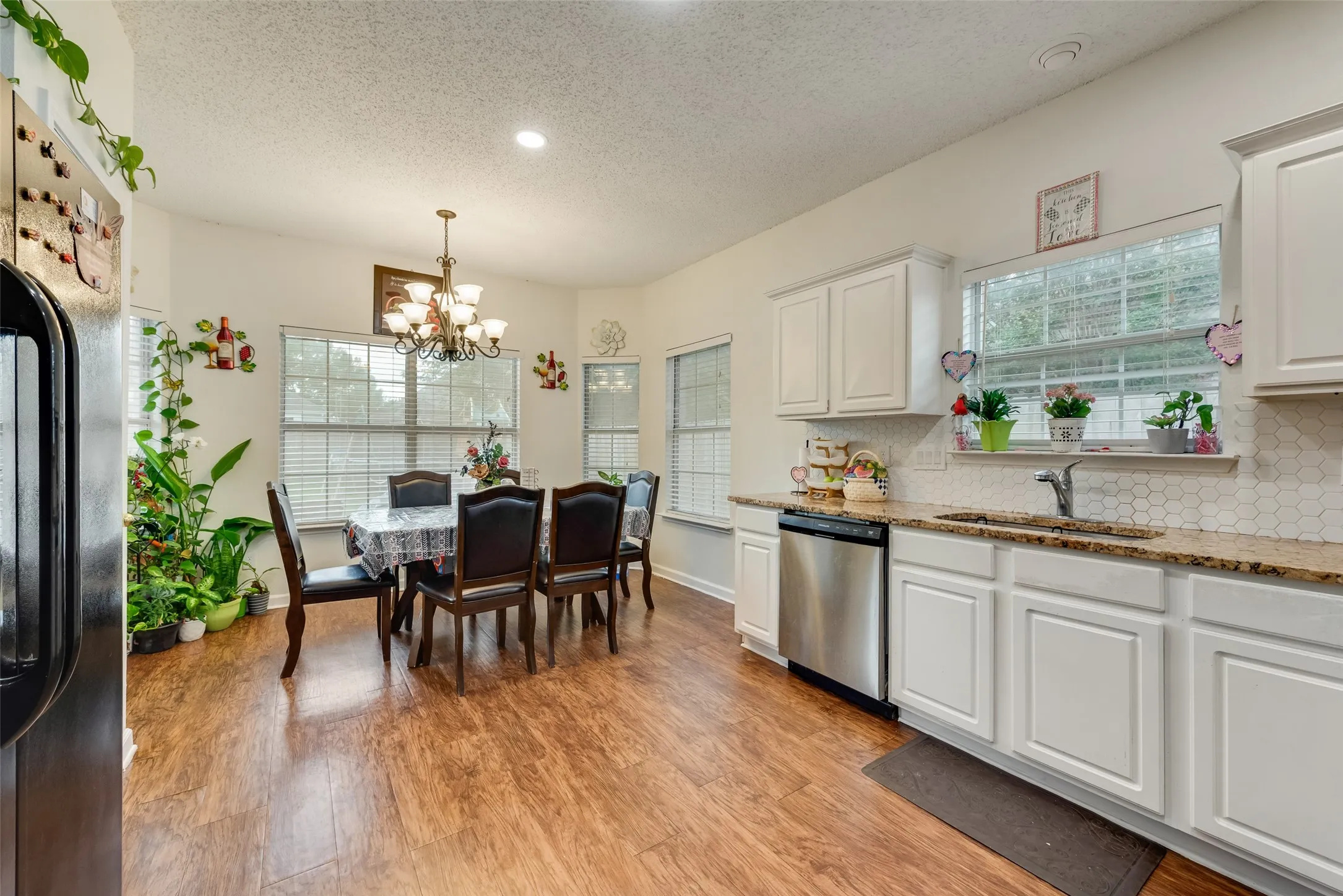 Single Family Residence For Sale in Tarrant County , 6420 St Alban Court, Arlington, Texas 76001, 4 Bedroom, 2 Bathroom, 2 Garage spaces, 1,772 Sqft, built in 1997, mls#21307144, Real Estate Agent in Arlington, Homes For Sale in Tarrant county, Homes For Sale in Arlington, Realtor in Arlington Texas, Real Estate Brokerage Independent Realty Texas, Luminita Cordes Realtor