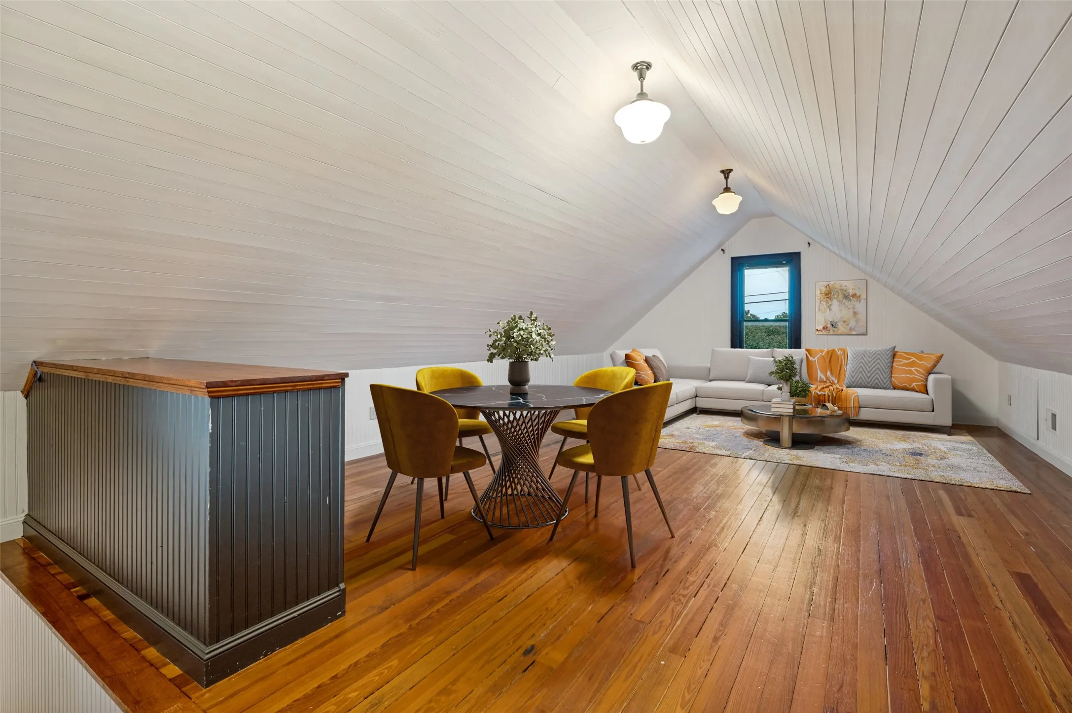 Huge upstairs flex space
