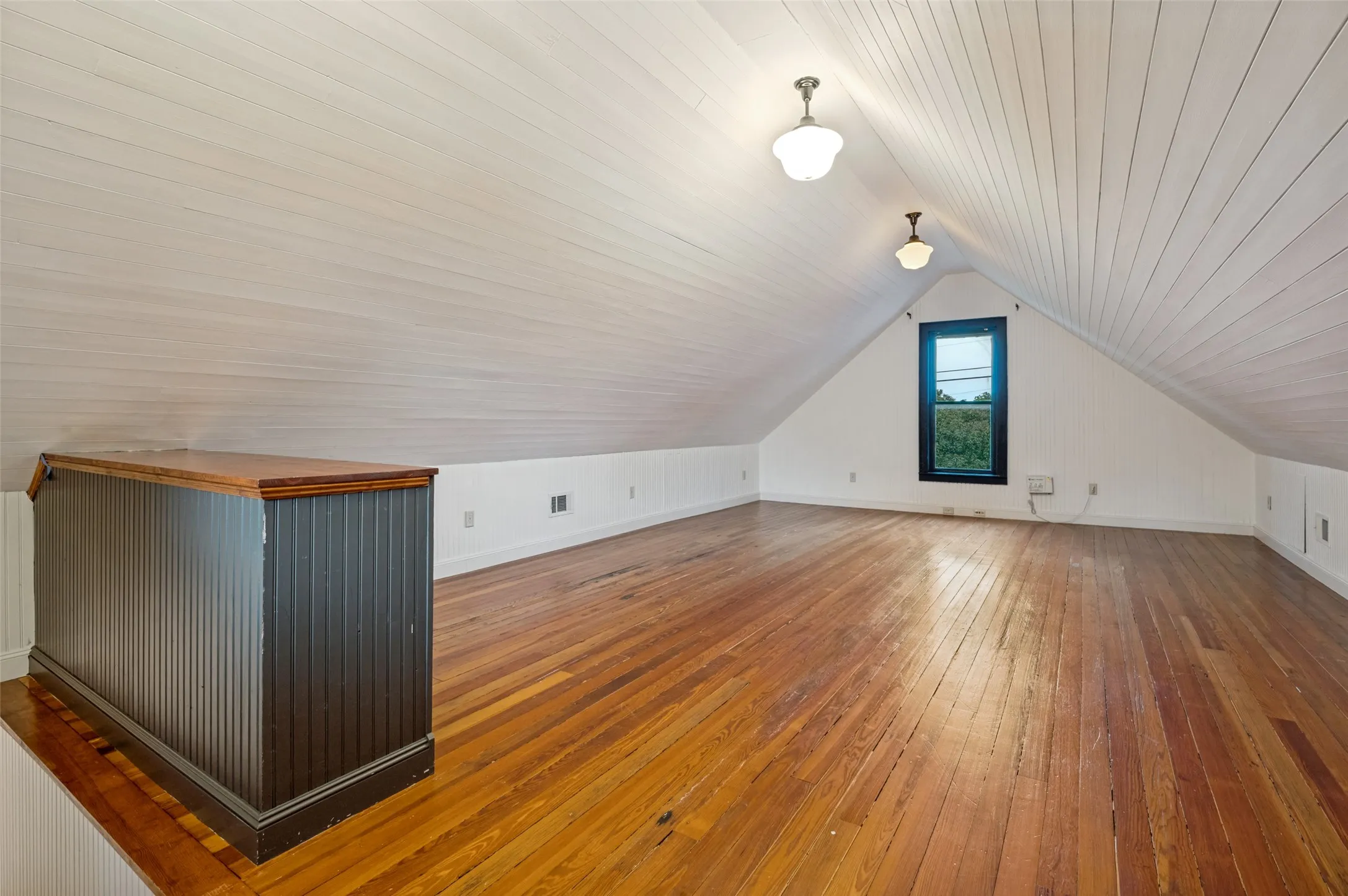 Upstairs Bonus room. Great for den, gameroom or media room!
