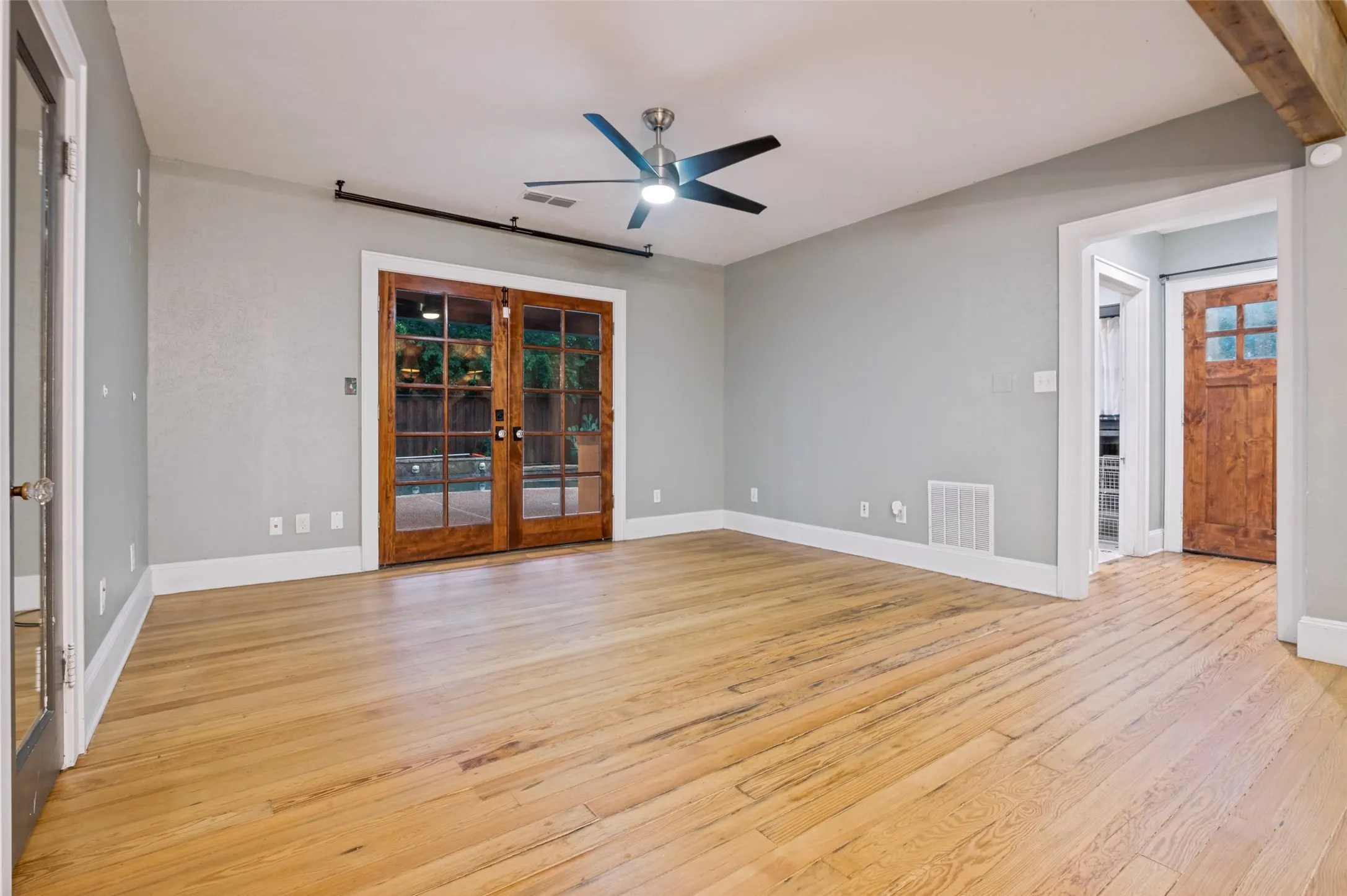 Single Family Residence For Sale in Ellis County , 306 Harbin Avenue, Waxahachie, Texas 75165, 4 Bedroom, 3 Bathroom, 2 Garage spaces, 3,897 Sqft, built in 1926, mls#21297094, Real Estate Agent in Waxahachie, Homes For Sale in Ellis county, Homes For Sale in Waxahachie, Realtor in Waxahachie Texas, Real Estate Brokerage Independent Realty Texas, Luminita Cordes Realtor