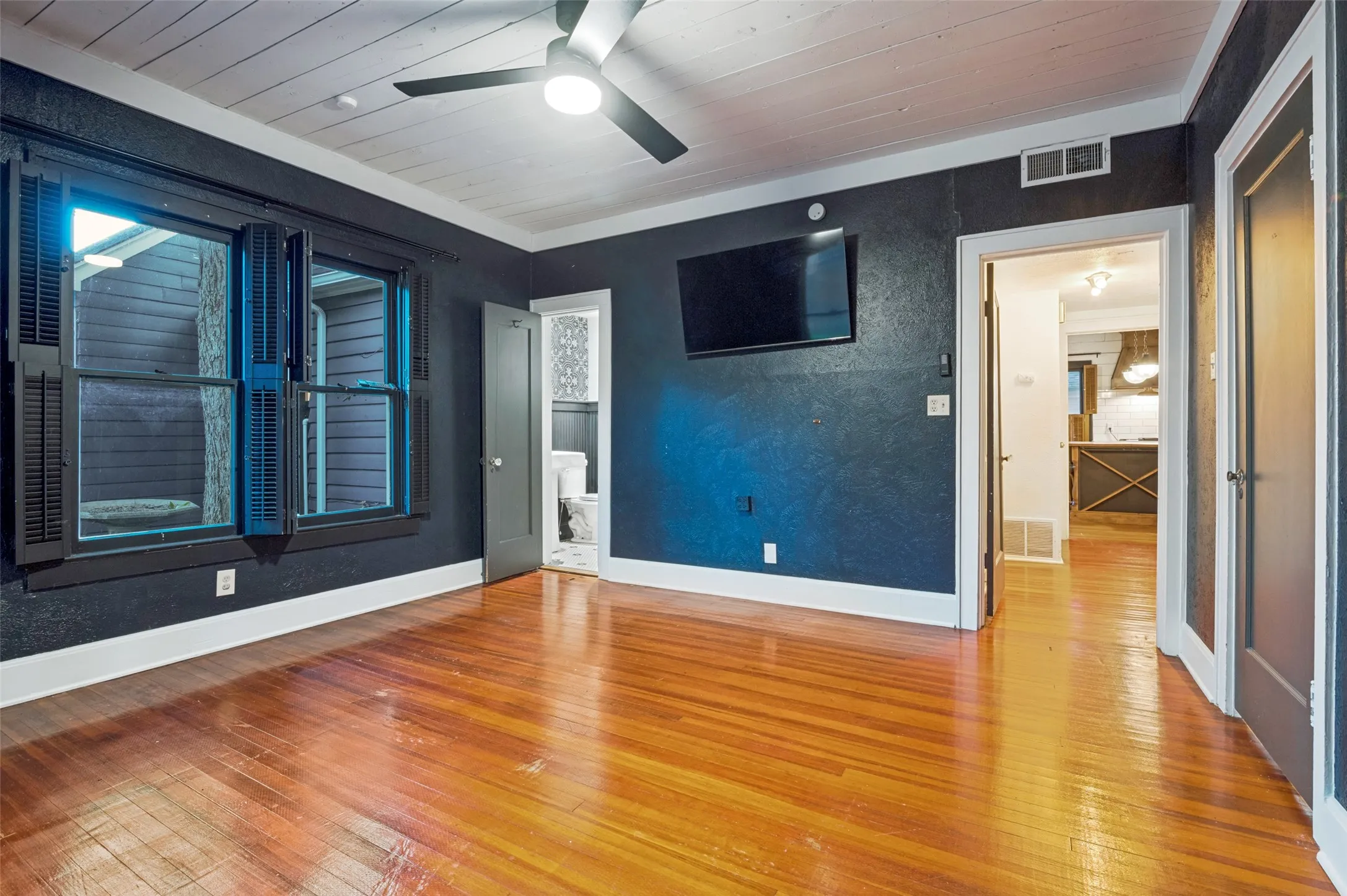 Single Family Residence For Sale in Ellis County , 306 Harbin Avenue, Waxahachie, Texas 75165, 4 Bedroom, 3 Bathroom, 2 Garage spaces, 3,897 Sqft, built in 1926, mls#21297094, Real Estate Agent in Waxahachie, Homes For Sale in Ellis county, Homes For Sale in Waxahachie, Realtor in Waxahachie Texas, Real Estate Brokerage Independent Realty Texas, Luminita Cordes Realtor