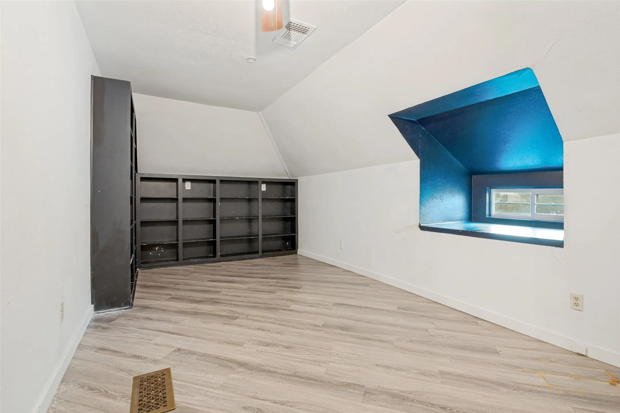 Upstairs bedroom, library or craft room!