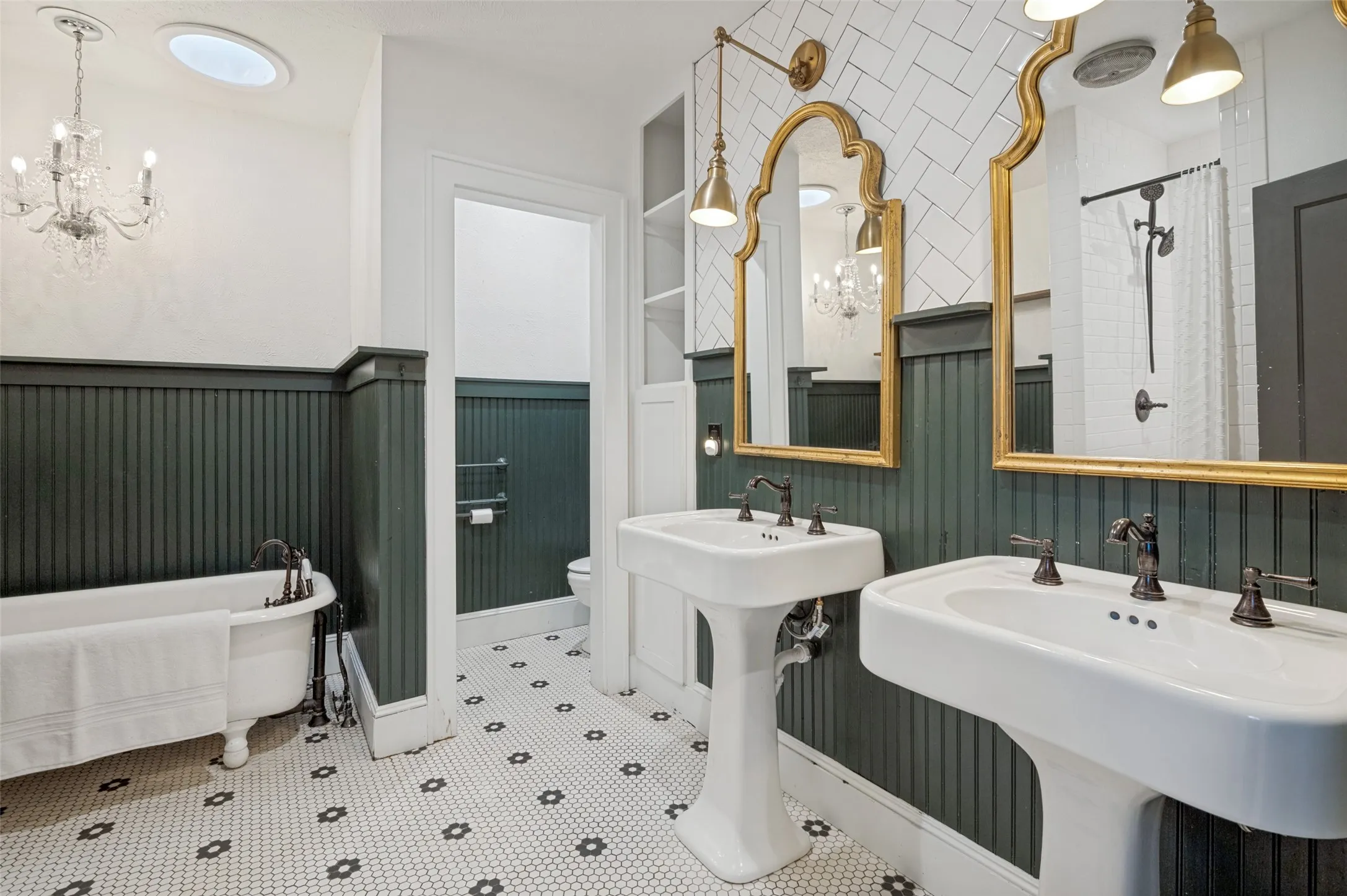 Single Family Residence For Sale in Ellis County , 306 Harbin Avenue, Waxahachie, Texas 75165, 4 Bedroom, 3 Bathroom, 2 Garage spaces, 3,897 Sqft, built in 1926, mls#21297094, Real Estate Agent in Waxahachie, Homes For Sale in Ellis county, Homes For Sale in Waxahachie, Realtor in Waxahachie Texas, Real Estate Brokerage Independent Realty Texas, Luminita Cordes Realtor
