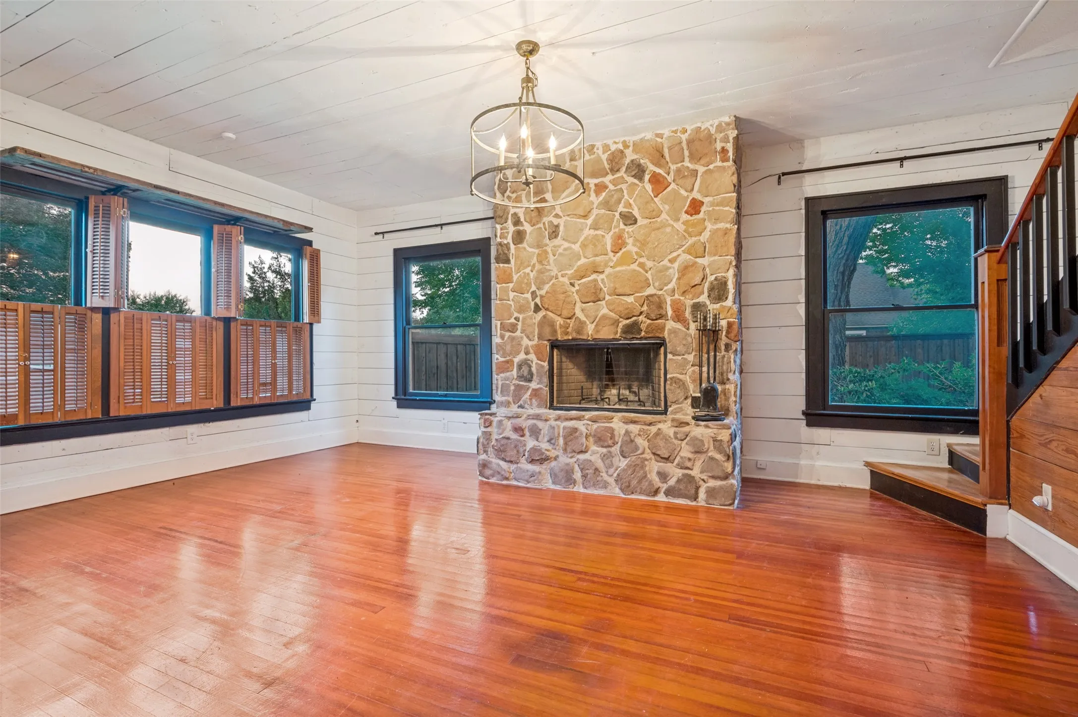 One of 3 living areas