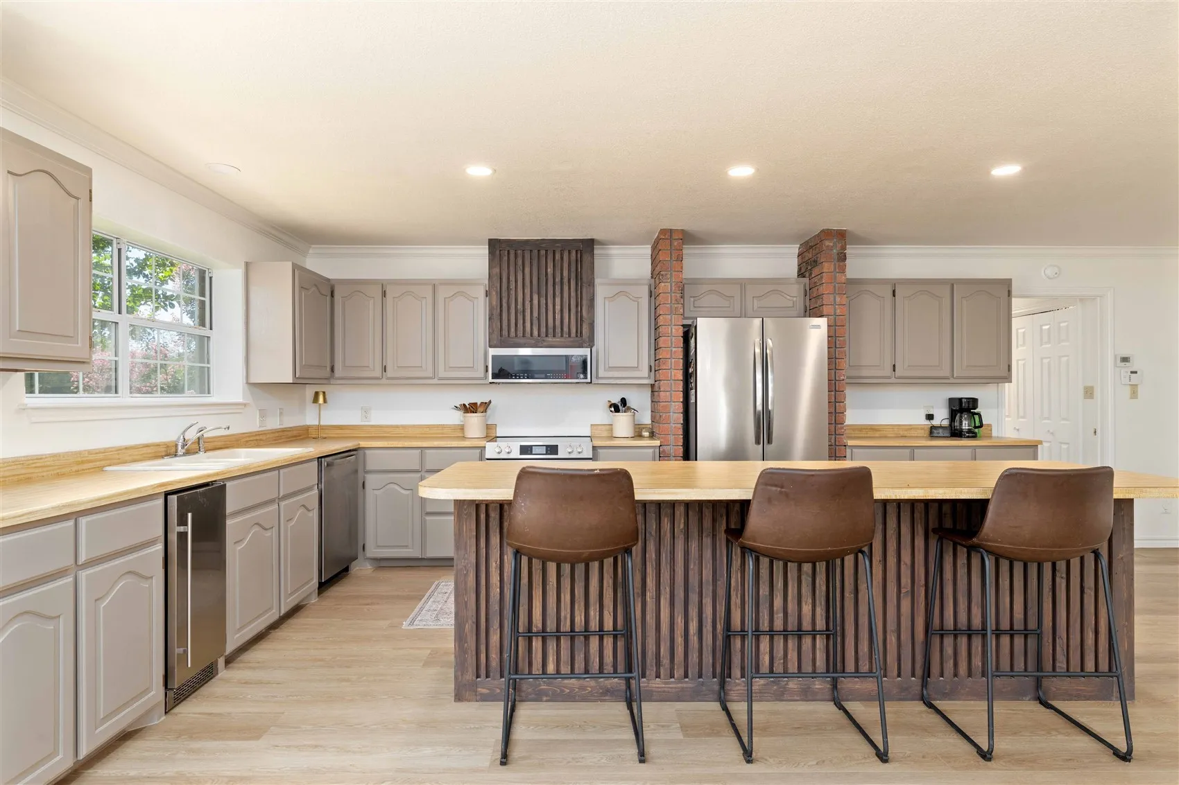 Single Family Residence For Sale in Brown County , 19 Spring Hollow, Brownwood, Texas 76801, 4 Bedroom, 3 Bathroom, 3 Garage spaces, 3,364 Sqft, built in 1990, mls#21307238, Real Estate Agent in Brownwood, Homes For Sale in Brown county, Homes For Sale in Brownwood, Realtor in Brownwood Texas, Real Estate Brokerage Independent Realty Texas, Luminita Cordes Realtor