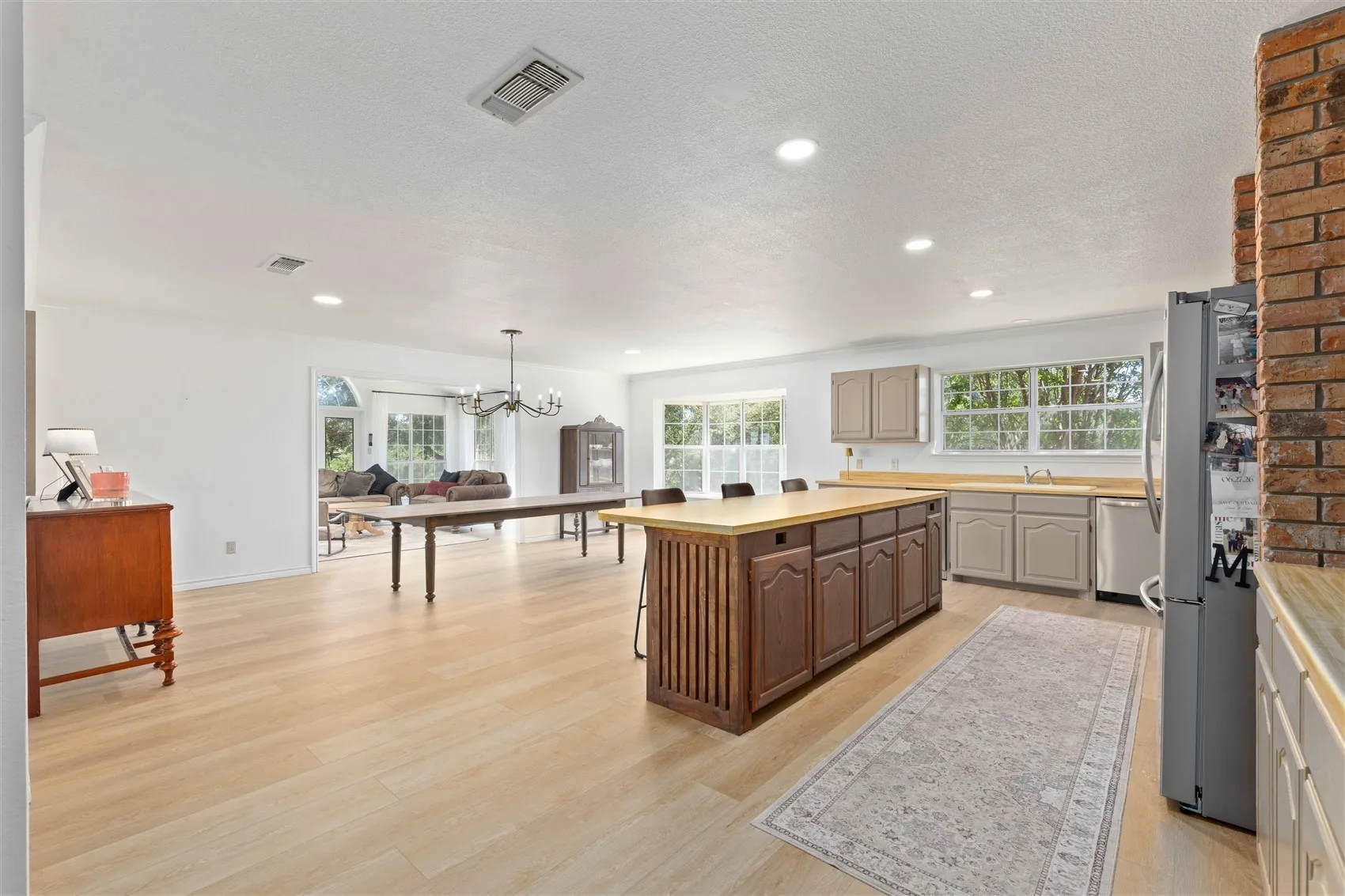 Single Family Residence For Sale in Brown County , 19 Spring Hollow, Brownwood, Texas 76801, 4 Bedroom, 3 Bathroom, 3 Garage spaces, 3,364 Sqft, built in 1990, mls#21307238, Real Estate Agent in Brownwood, Homes For Sale in Brown county, Homes For Sale in Brownwood, Realtor in Brownwood Texas, Real Estate Brokerage Independent Realty Texas, Luminita Cordes Realtor
