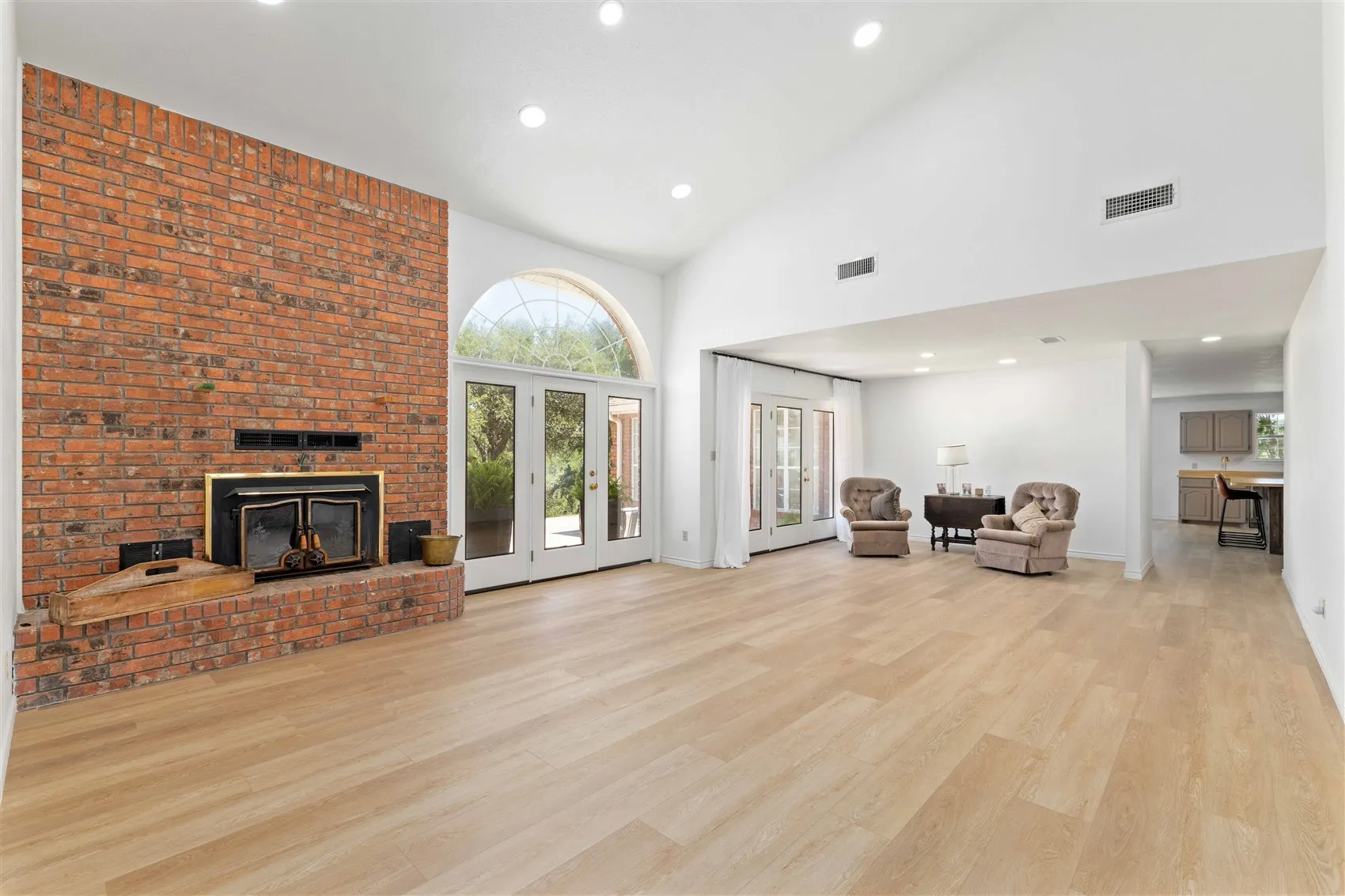 Single Family Residence For Sale in Brown County , 19 Spring Hollow, Brownwood, Texas 76801, 4 Bedroom, 3 Bathroom, 3 Garage spaces, 3,364 Sqft, built in 1990, mls#21307238, Real Estate Agent in Brownwood, Homes For Sale in Brown county, Homes For Sale in Brownwood, Realtor in Brownwood Texas, Real Estate Brokerage Independent Realty Texas, Luminita Cordes Realtor