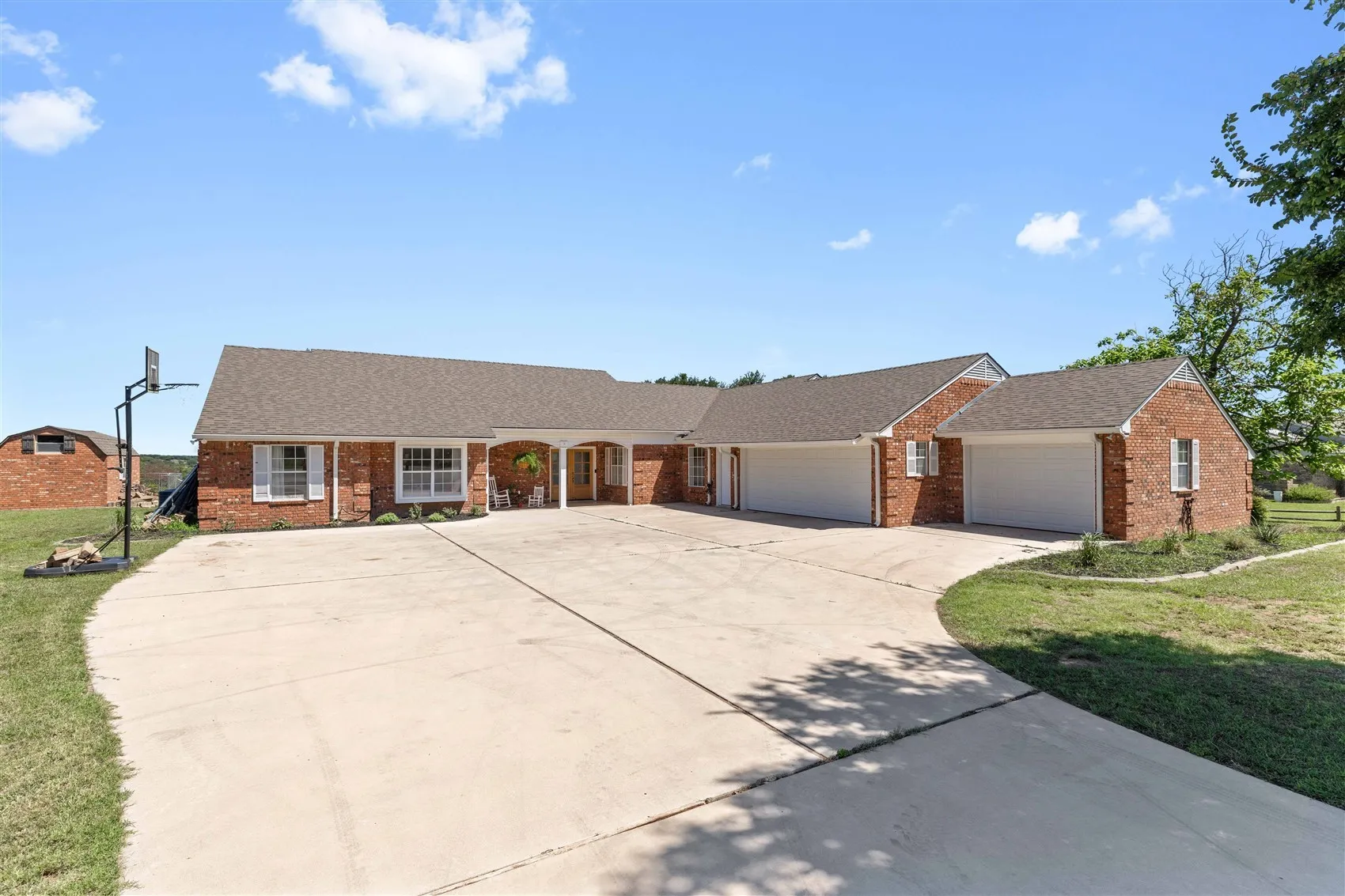 Single Family Residence For Sale in Brown County , 19 Spring Hollow, Brownwood, Texas 76801, 4 Bedroom, 3 Bathroom, 3 Garage spaces, 3,364 Sqft, built in 1990, mls#21307238, Real Estate Agent in Brownwood, Homes For Sale in Brown county, Homes For Sale in Brownwood, Realtor in Brownwood Texas, Real Estate Brokerage Independent Realty Texas, Luminita Cordes Realtor