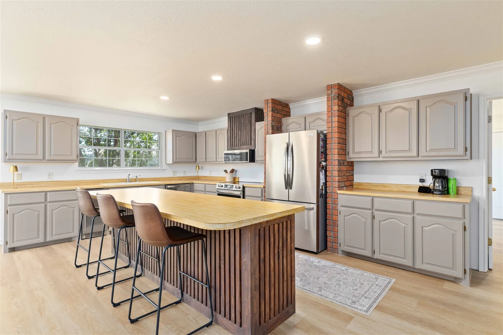 Single Family Residence For Sale in Brown County , 19 Spring Hollow, Brownwood, Texas 76801, 4 Bedroom, 3 Bathroom, 3 Garage spaces, 3,364 Sqft, built in 1990, mls#21307238, Real Estate Agent in Brownwood, Homes For Sale in Brown county, Homes For Sale in Brownwood, Realtor in Brownwood Texas, Real Estate Brokerage Independent Realty Texas, Luminita Cordes Realtor