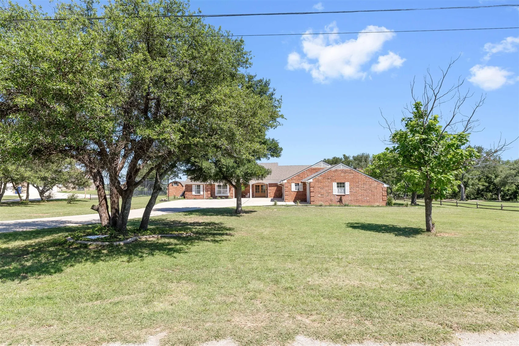 Single Family Residence For Sale in Brown County , 19 Spring Hollow, Brownwood, Texas 76801, 4 Bedroom, 3 Bathroom, 3 Garage spaces, 3,364 Sqft, built in 1990, mls#21307238, Real Estate Agent in Brownwood, Homes For Sale in Brown county, Homes For Sale in Brownwood, Realtor in Brownwood Texas, Real Estate Brokerage Independent Realty Texas, Luminita Cordes Realtor