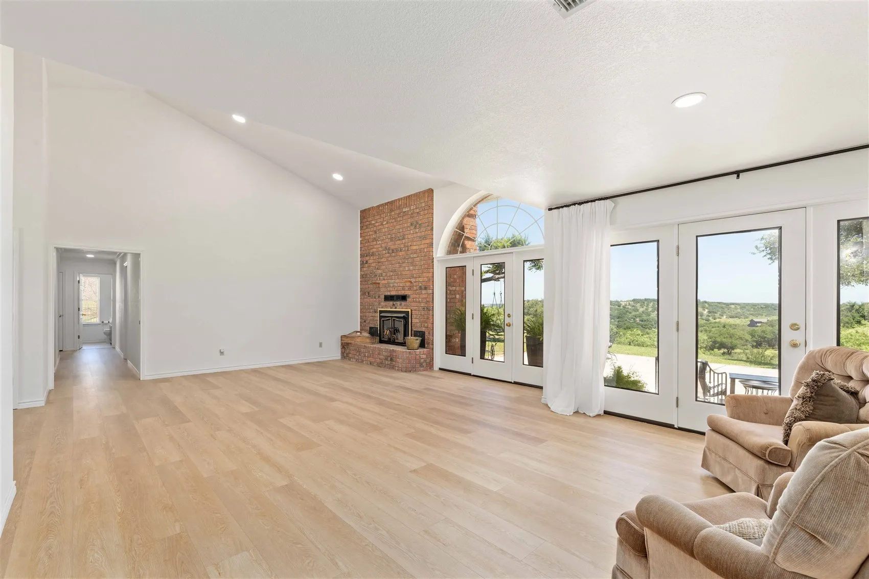 Single Family Residence For Sale in Brown County , 19 Spring Hollow, Brownwood, Texas 76801, 4 Bedroom, 3 Bathroom, 3 Garage spaces, 3,364 Sqft, built in 1990, mls#21307238, Real Estate Agent in Brownwood, Homes For Sale in Brown county, Homes For Sale in Brownwood, Realtor in Brownwood Texas, Real Estate Brokerage Independent Realty Texas, Luminita Cordes Realtor