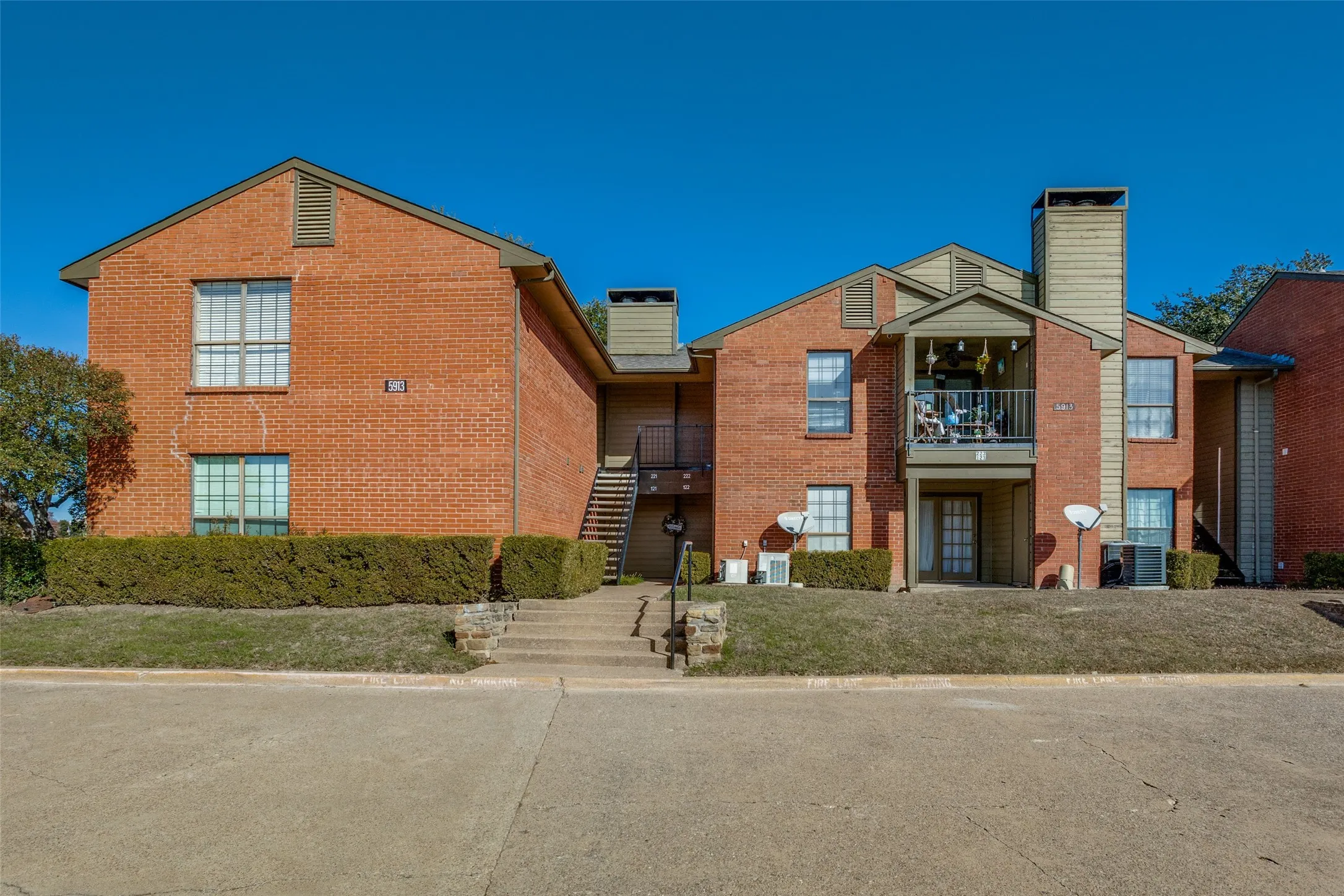 Condominium For Sale in Dallas County , 5913 Lake Hubbard Parkway 221, Garland, Texas 75043, 2 Bedroom, 2 Bathroom, Garage spaces, 920 Sqft, built in 1981, Price $105,000, mls#21307694, Real Estate Agent in Garland, Homes For Sale in Dallas county, Homes For Sale in Garland, Realtor in Garland Texas, Real Estate Brokerage Independent Realty Texas, Luminita Cordes Realtor
