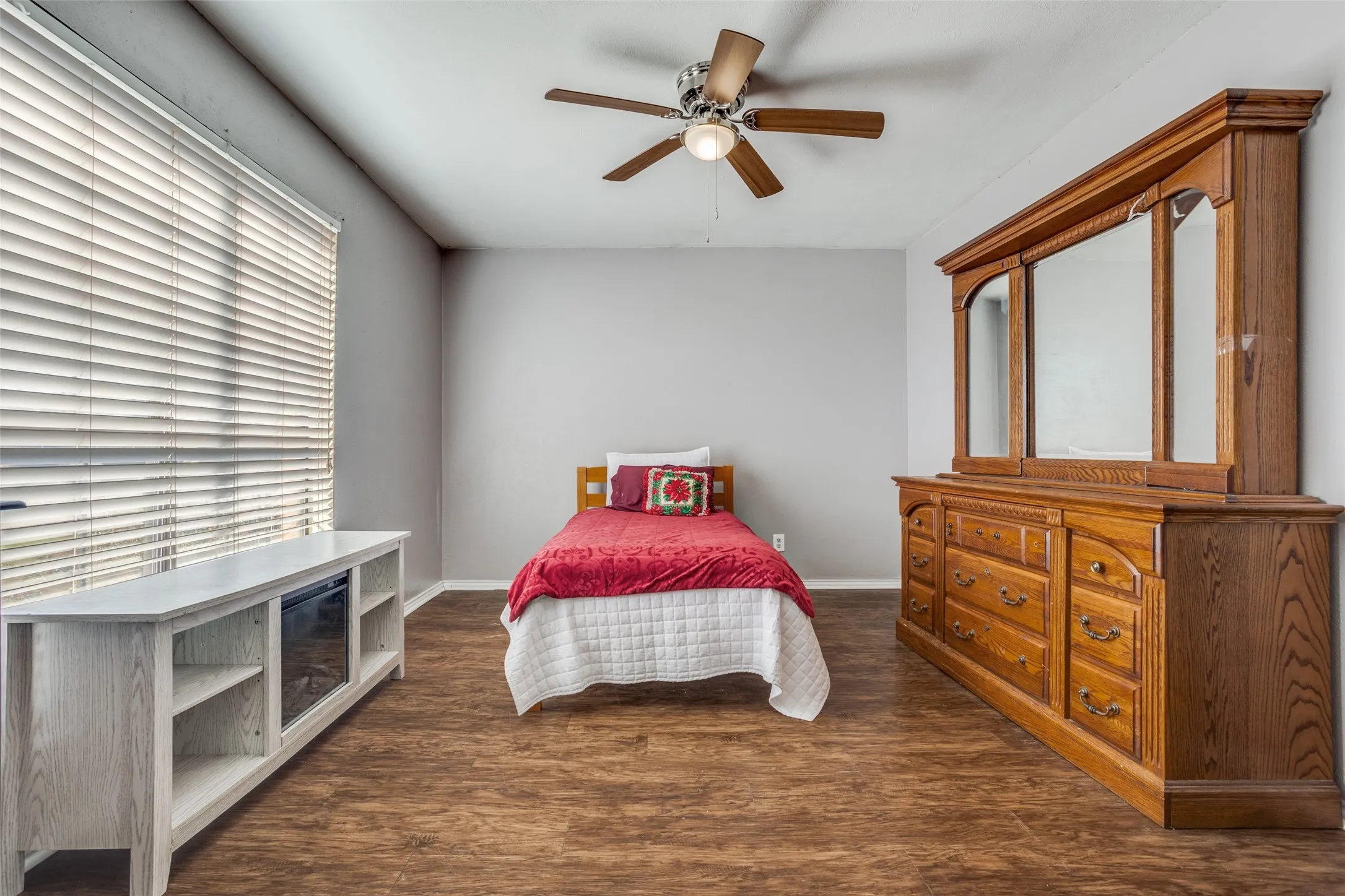 Condominium For Sale in Dallas County , 5913 Lake Hubbard Parkway 221, Garland, Texas 75043, 2 Bedroom, 2 Bathroom, Garage spaces, 920 Sqft, built in 1981, Price $105,000, mls#21307694, Real Estate Agent in Garland, Homes For Sale in Dallas county, Homes For Sale in Garland, Realtor in Garland Texas, Real Estate Brokerage Independent Realty Texas, Luminita Cordes Realtor
