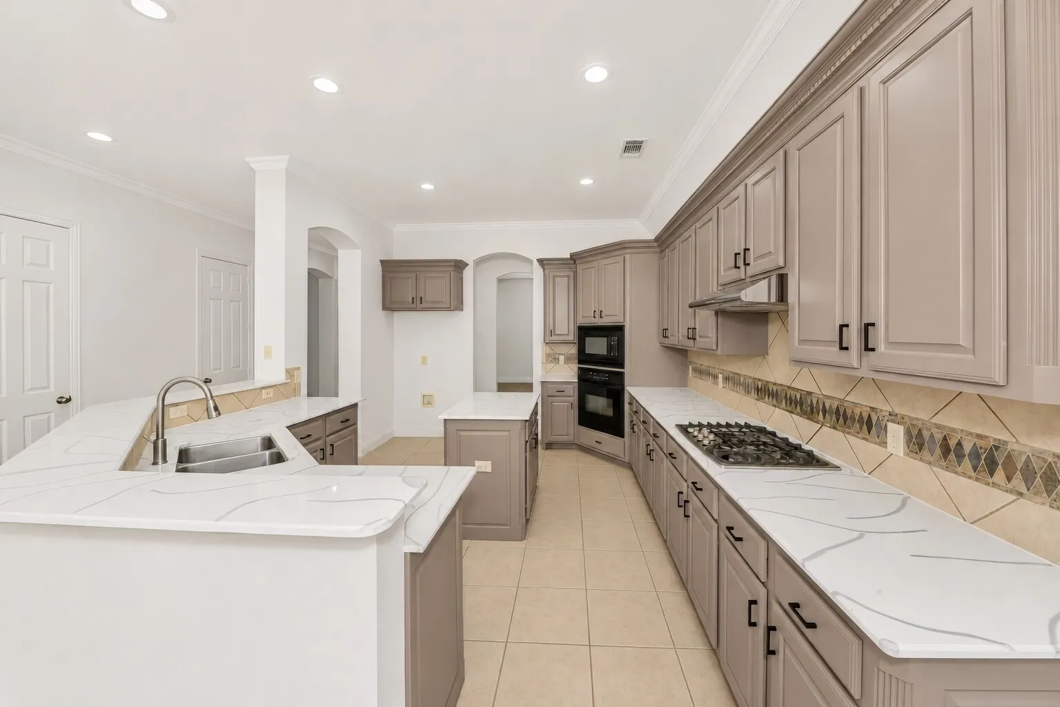 Single Family Residence For Sale in Tarrant County , 5833 Crescent Lane, Colleyville, Texas 76034, 3 Bedroom, 3 Bathroom, 2 Garage spaces, 2,695 Sqft, built in 2004, mls#21304052, Real Estate Agent in Colleyville, Homes For Sale in Tarrant county, Homes For Sale in Colleyville, Realtor in Colleyville Texas, Real Estate Brokerage Independent Realty Texas, Luminita Cordes Realtor