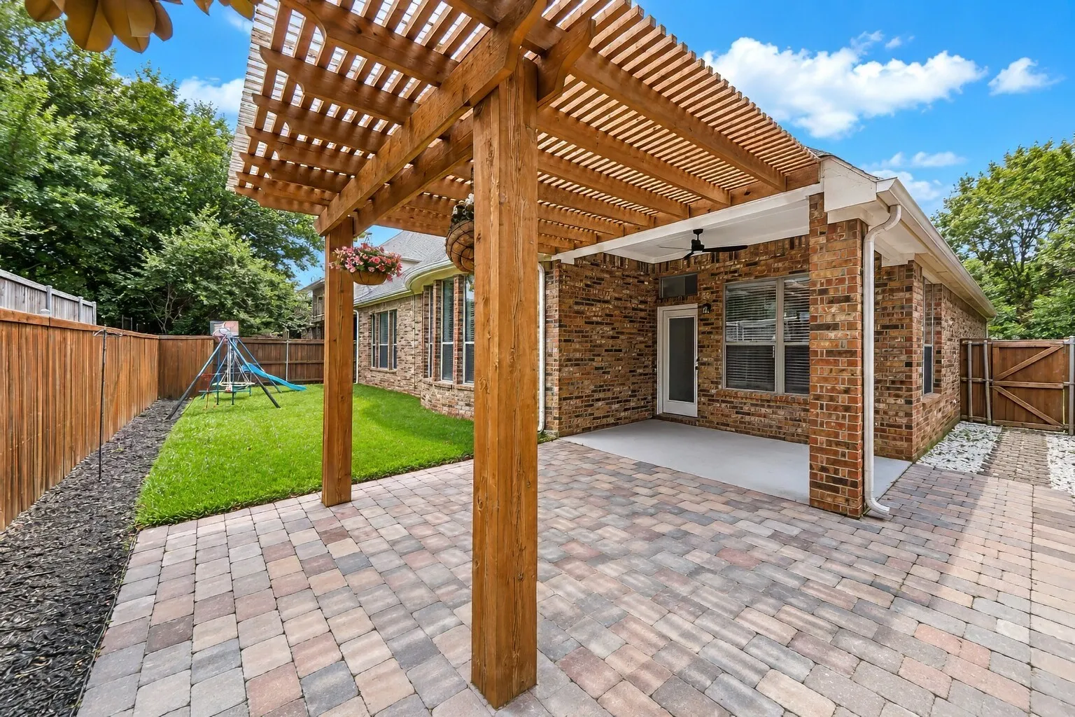 Single Family Residence For Sale in Tarrant County , 5833 Crescent Lane, Colleyville, Texas 76034, 3 Bedroom, 3 Bathroom, 2 Garage spaces, 2,695 Sqft, built in 2004, mls#21304052, Real Estate Agent in Colleyville, Homes For Sale in Tarrant county, Homes For Sale in Colleyville, Realtor in Colleyville Texas, Real Estate Brokerage Independent Realty Texas, Luminita Cordes Realtor