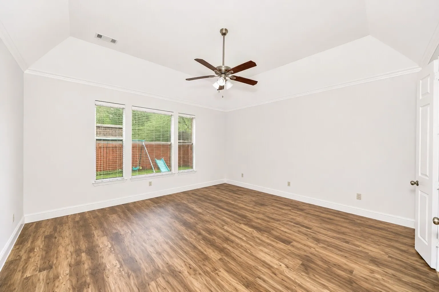 Single Family Residence For Sale in Tarrant County , 5833 Crescent Lane, Colleyville, Texas 76034, 3 Bedroom, 3 Bathroom, 2 Garage spaces, 2,695 Sqft, built in 2004, mls#21304052, Real Estate Agent in Colleyville, Homes For Sale in Tarrant county, Homes For Sale in Colleyville, Realtor in Colleyville Texas, Real Estate Brokerage Independent Realty Texas, Luminita Cordes Realtor