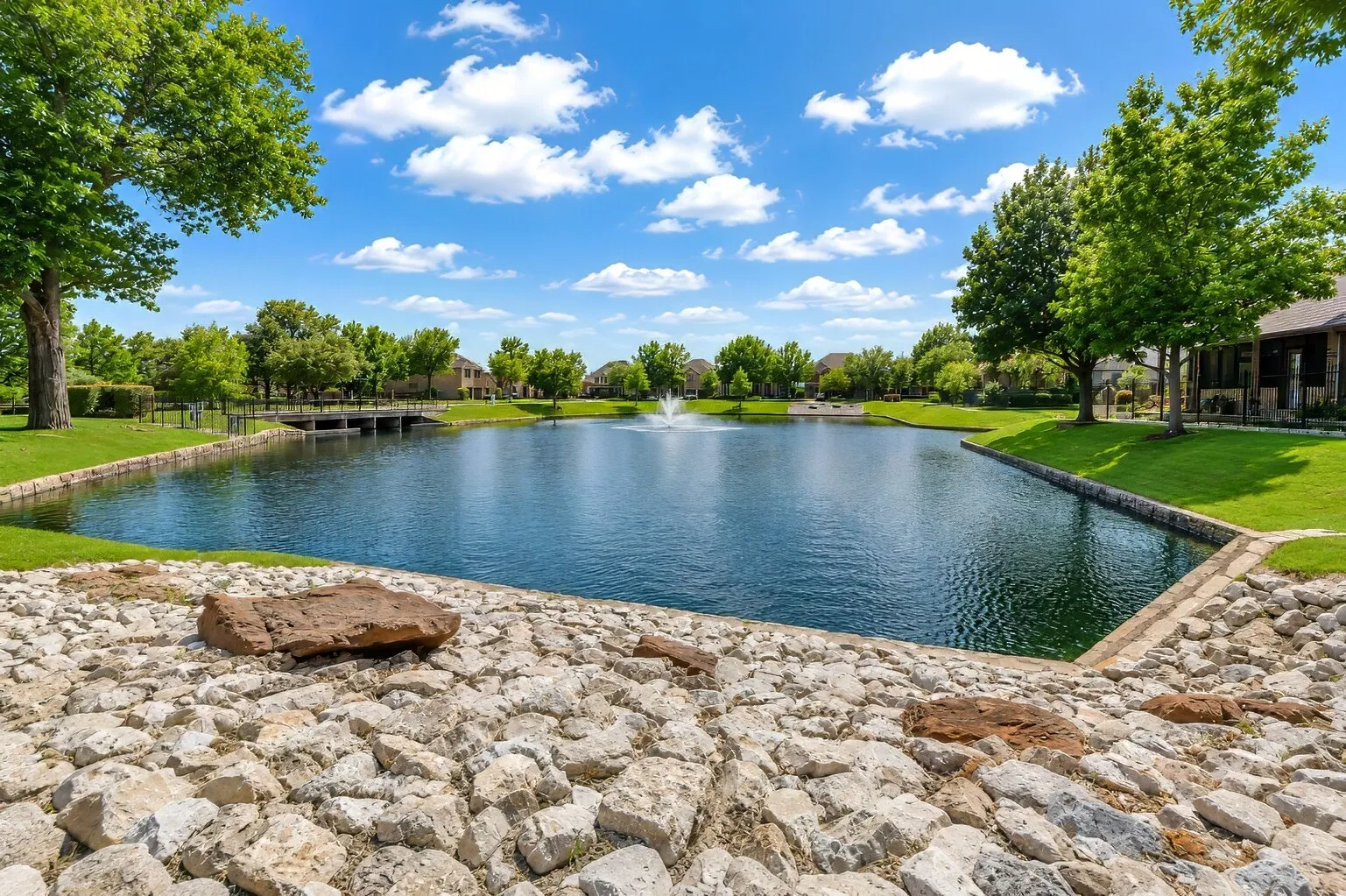 Single Family Residence For Sale in Tarrant County , 5833 Crescent Lane, Colleyville, Texas 76034, 3 Bedroom, 3 Bathroom, 2 Garage spaces, 2,695 Sqft, built in 2004, mls#21304052, Real Estate Agent in Colleyville, Homes For Sale in Tarrant county, Homes For Sale in Colleyville, Realtor in Colleyville Texas, Real Estate Brokerage Independent Realty Texas, Luminita Cordes Realtor