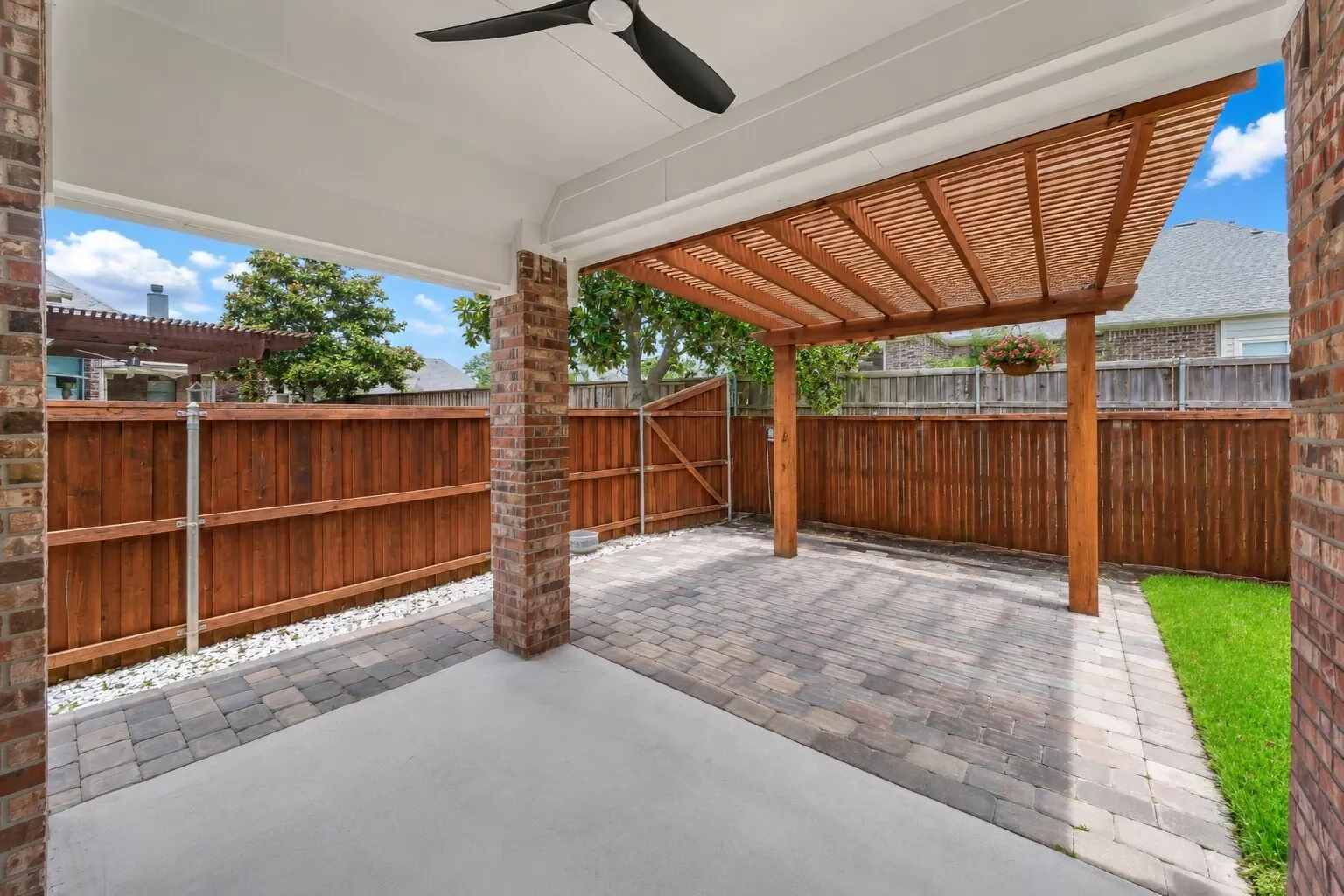 Single Family Residence For Sale in Tarrant County , 5833 Crescent Lane, Colleyville, Texas 76034, 3 Bedroom, 3 Bathroom, 2 Garage spaces, 2,695 Sqft, built in 2004, mls#21304052, Real Estate Agent in Colleyville, Homes For Sale in Tarrant county, Homes For Sale in Colleyville, Realtor in Colleyville Texas, Real Estate Brokerage Independent Realty Texas, Luminita Cordes Realtor