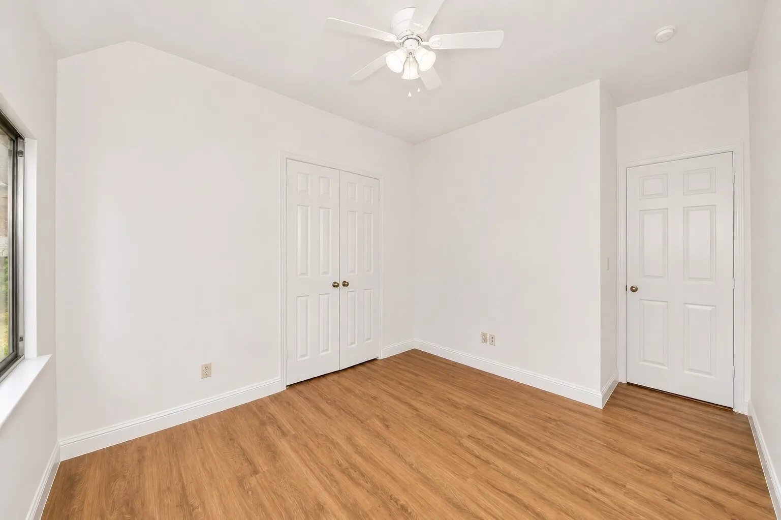 Single Family Residence For Sale in Tarrant County , 5833 Crescent Lane, Colleyville, Texas 76034, 3 Bedroom, 3 Bathroom, 2 Garage spaces, 2,695 Sqft, built in 2004, mls#21304052, Real Estate Agent in Colleyville, Homes For Sale in Tarrant county, Homes For Sale in Colleyville, Realtor in Colleyville Texas, Real Estate Brokerage Independent Realty Texas, Luminita Cordes Realtor