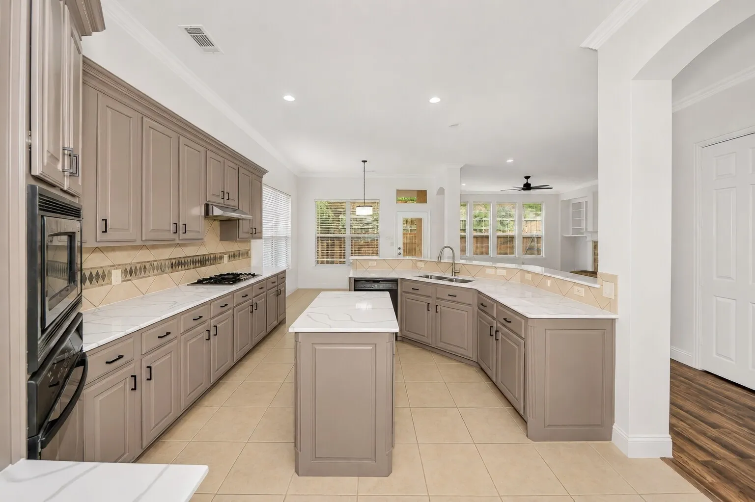 Single Family Residence For Sale in Tarrant County , 5833 Crescent Lane, Colleyville, Texas 76034, 3 Bedroom, 3 Bathroom, 2 Garage spaces, 2,695 Sqft, built in 2004, mls#21304052, Real Estate Agent in Colleyville, Homes For Sale in Tarrant county, Homes For Sale in Colleyville, Realtor in Colleyville Texas, Real Estate Brokerage Independent Realty Texas, Luminita Cordes Realtor