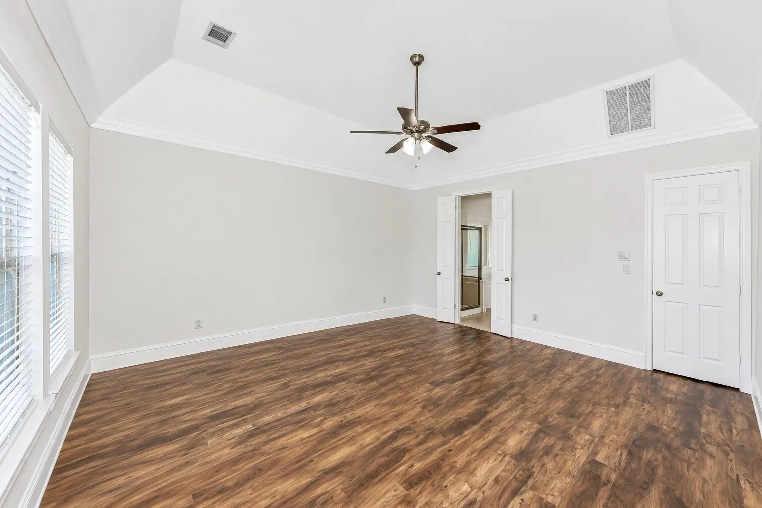 Single Family Residence For Sale in Tarrant County , 5833 Crescent Lane, Colleyville, Texas 76034, 3 Bedroom, 3 Bathroom, 2 Garage spaces, 2,695 Sqft, built in 2004, mls#21304052, Real Estate Agent in Colleyville, Homes For Sale in Tarrant county, Homes For Sale in Colleyville, Realtor in Colleyville Texas, Real Estate Brokerage Independent Realty Texas, Luminita Cordes Realtor