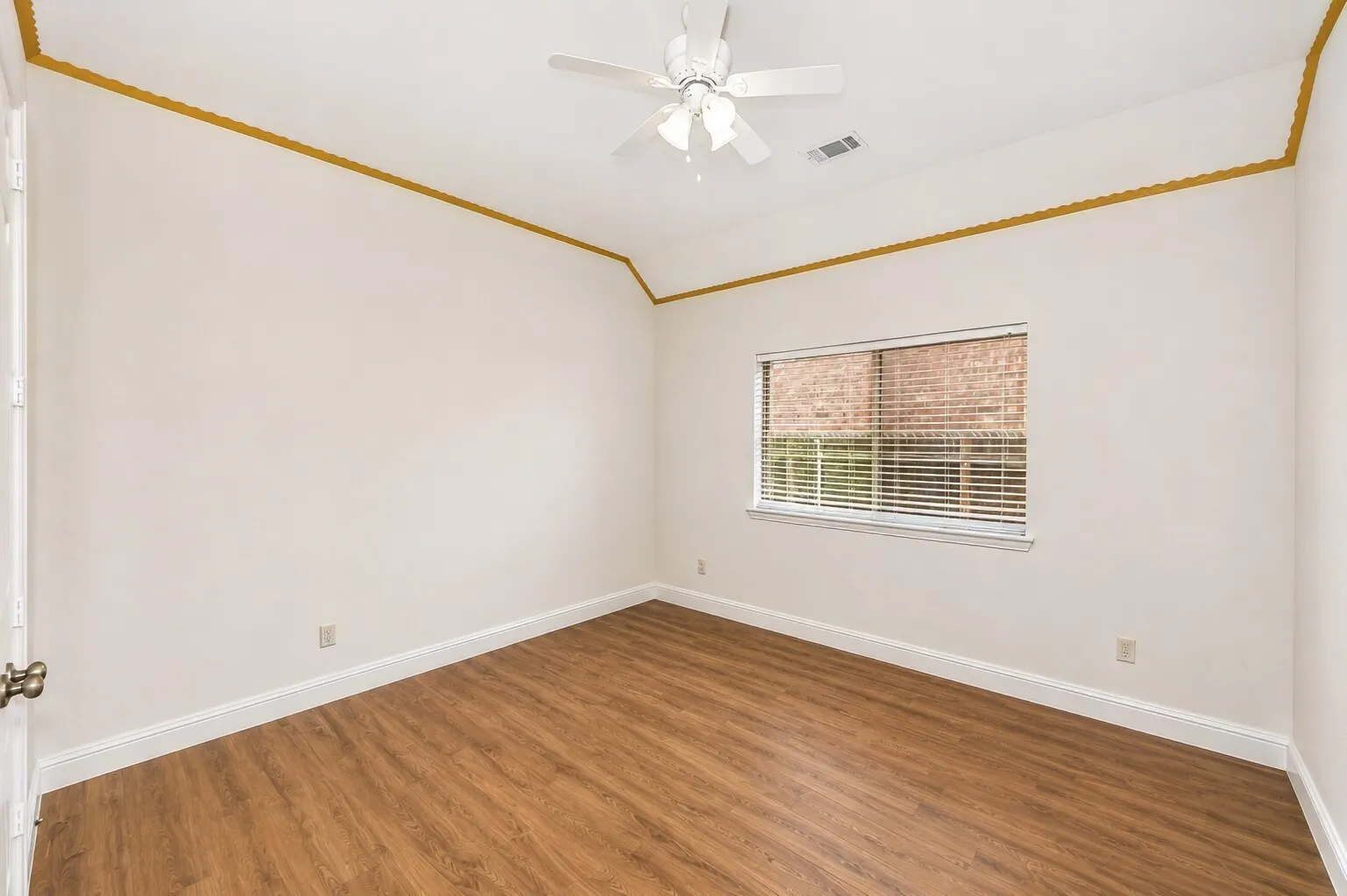 Single Family Residence For Sale in Tarrant County , 5833 Crescent Lane, Colleyville, Texas 76034, 3 Bedroom, 3 Bathroom, 2 Garage spaces, 2,695 Sqft, built in 2004, mls#21304052, Real Estate Agent in Colleyville, Homes For Sale in Tarrant county, Homes For Sale in Colleyville, Realtor in Colleyville Texas, Real Estate Brokerage Independent Realty Texas, Luminita Cordes Realtor