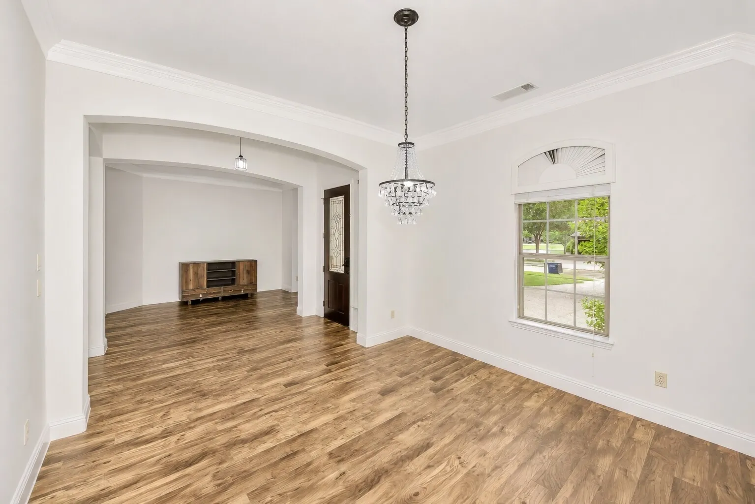 Single Family Residence For Sale in Tarrant County , 5833 Crescent Lane, Colleyville, Texas 76034, 3 Bedroom, 3 Bathroom, 2 Garage spaces, 2,695 Sqft, built in 2004, mls#21304052, Real Estate Agent in Colleyville, Homes For Sale in Tarrant county, Homes For Sale in Colleyville, Realtor in Colleyville Texas, Real Estate Brokerage Independent Realty Texas, Luminita Cordes Realtor