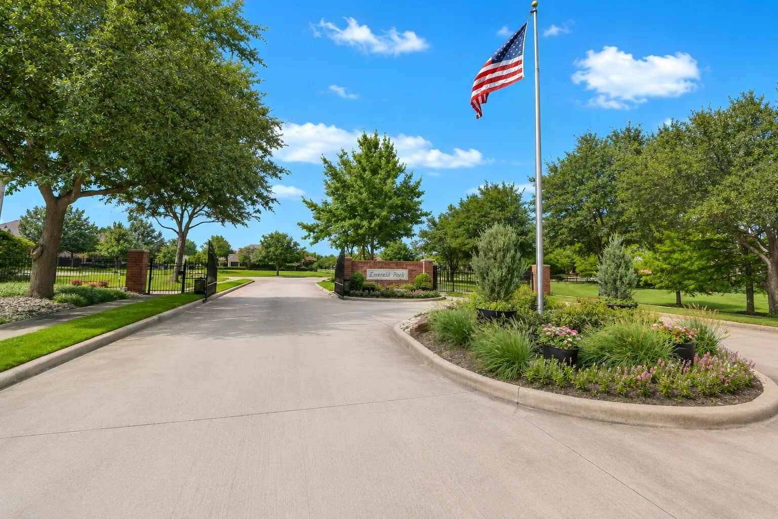 Single Family Residence For Sale in Tarrant County , 5833 Crescent Lane, Colleyville, Texas 76034, 3 Bedroom, 3 Bathroom, 2 Garage spaces, 2,695 Sqft, built in 2004, mls#21304052, Real Estate Agent in Colleyville, Homes For Sale in Tarrant county, Homes For Sale in Colleyville, Realtor in Colleyville Texas, Real Estate Brokerage Independent Realty Texas, Luminita Cordes Realtor