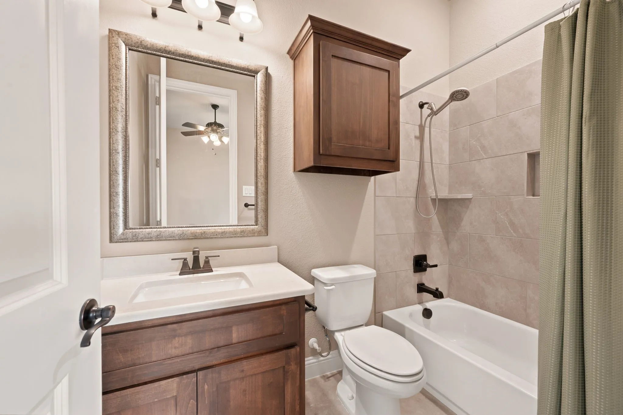 Guest room en-suite bath