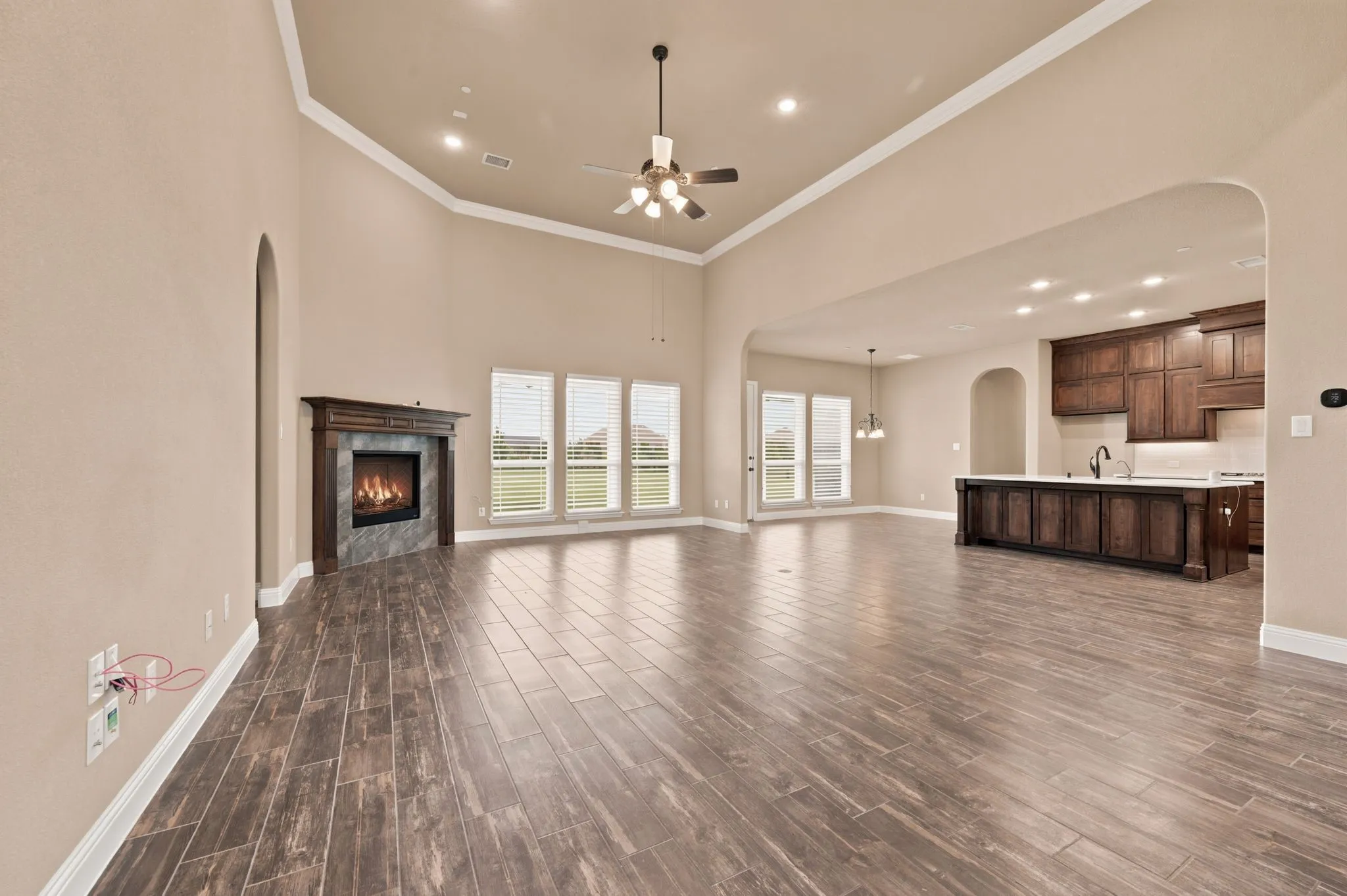 Open floorplan. 14 ft ceilings.