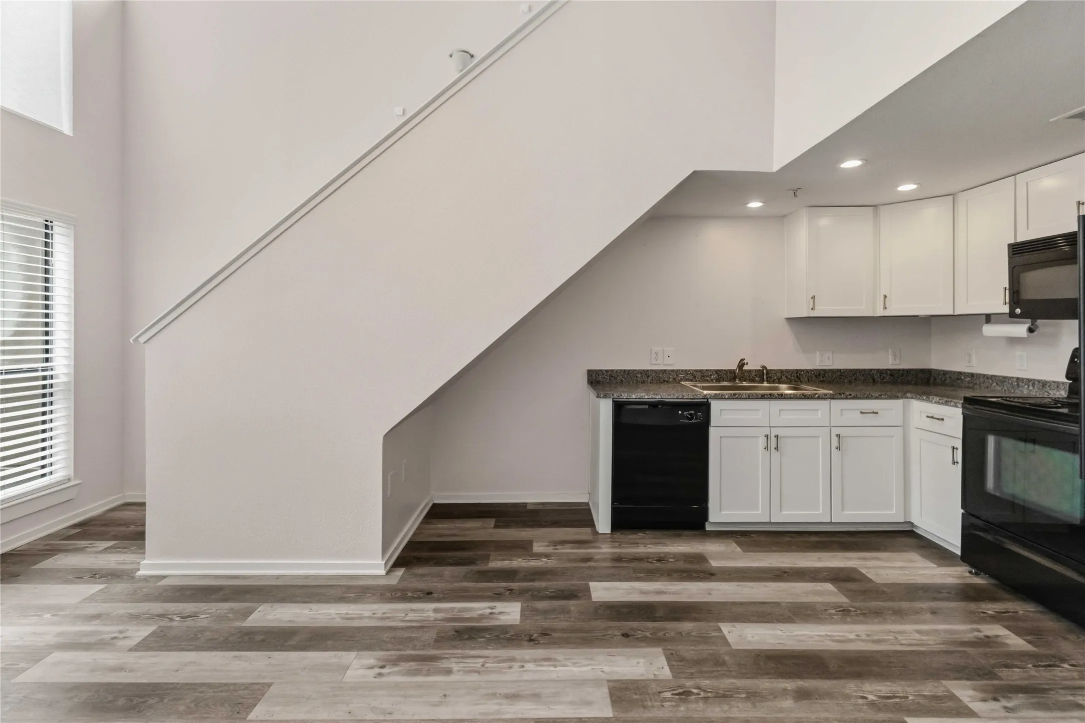 Condominium For Sale in Dallas County , 5111 Manett Street 207, Dallas, Texas 75206, 1 Bedroom, 1 Bathroom, Garage spaces, 728 Sqft, built in 2001, mls#21306838, Real Estate Agent in Dallas, Homes For Sale in Dallas county, Homes For Sale in Dallas, Realtor in Dallas Texas, Real Estate Brokerage Independent Realty Texas, Luminita Cordes Realtor