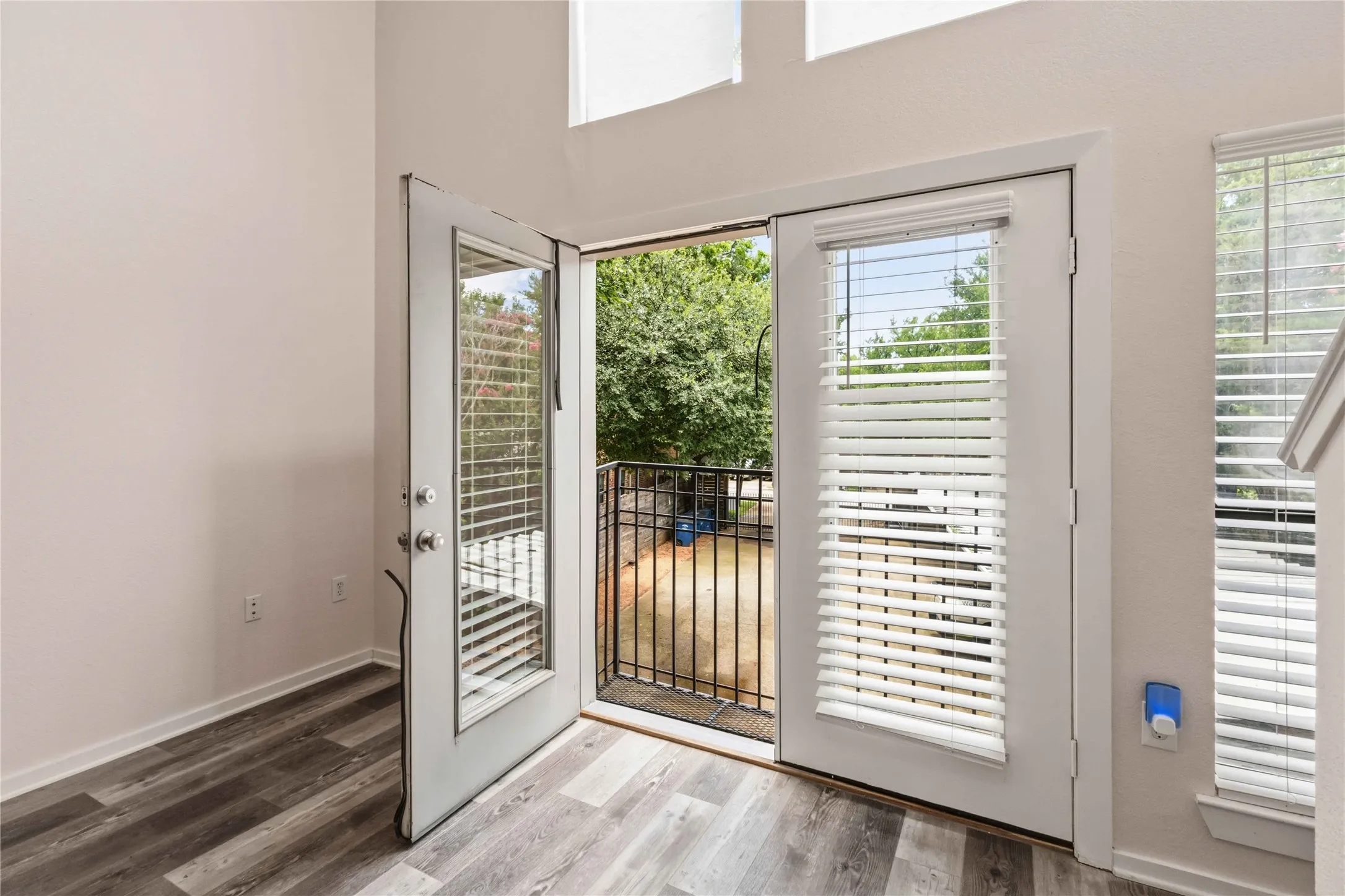 Condominium For Sale in Dallas County , 5111 Manett Street 207, Dallas, Texas 75206, 1 Bedroom, 1 Bathroom, Garage spaces, 728 Sqft, built in 2001, mls#21306838, Real Estate Agent in Dallas, Homes For Sale in Dallas county, Homes For Sale in Dallas, Realtor in Dallas Texas, Real Estate Brokerage Independent Realty Texas, Luminita Cordes Realtor