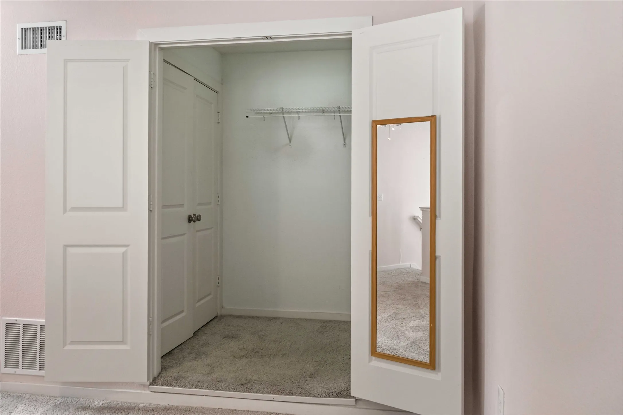 Condominium For Sale in Dallas County , 5111 Manett Street 207, Dallas, Texas 75206, 1 Bedroom, 1 Bathroom, Garage spaces, 728 Sqft, built in 2001, mls#21306838, Real Estate Agent in Dallas, Homes For Sale in Dallas county, Homes For Sale in Dallas, Realtor in Dallas Texas, Real Estate Brokerage Independent Realty Texas, Luminita Cordes Realtor