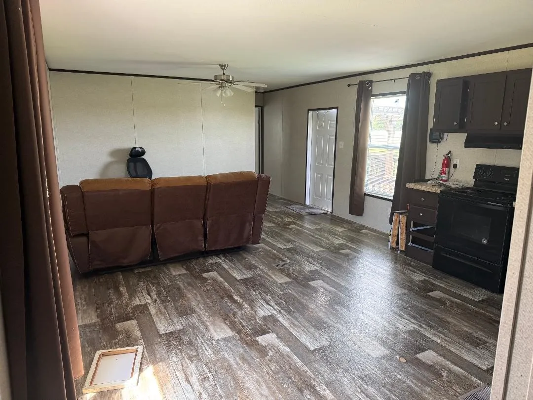 Mobile Home For Sale in Kaufman County , Lot 4 County Road 122, Kaufman, Texas 75142, 2 Bedroom, 2 Bathroom, 1 Garage spaces, 896 Sqft, built in 2018, mls#21307671, Real Estate Agent in Kaufman, Homes For Sale in Kaufman county, Homes For Sale in Kaufman, Realtor in Kaufman Texas, Real Estate Brokerage Independent Realty Texas, Luminita Cordes Realtor